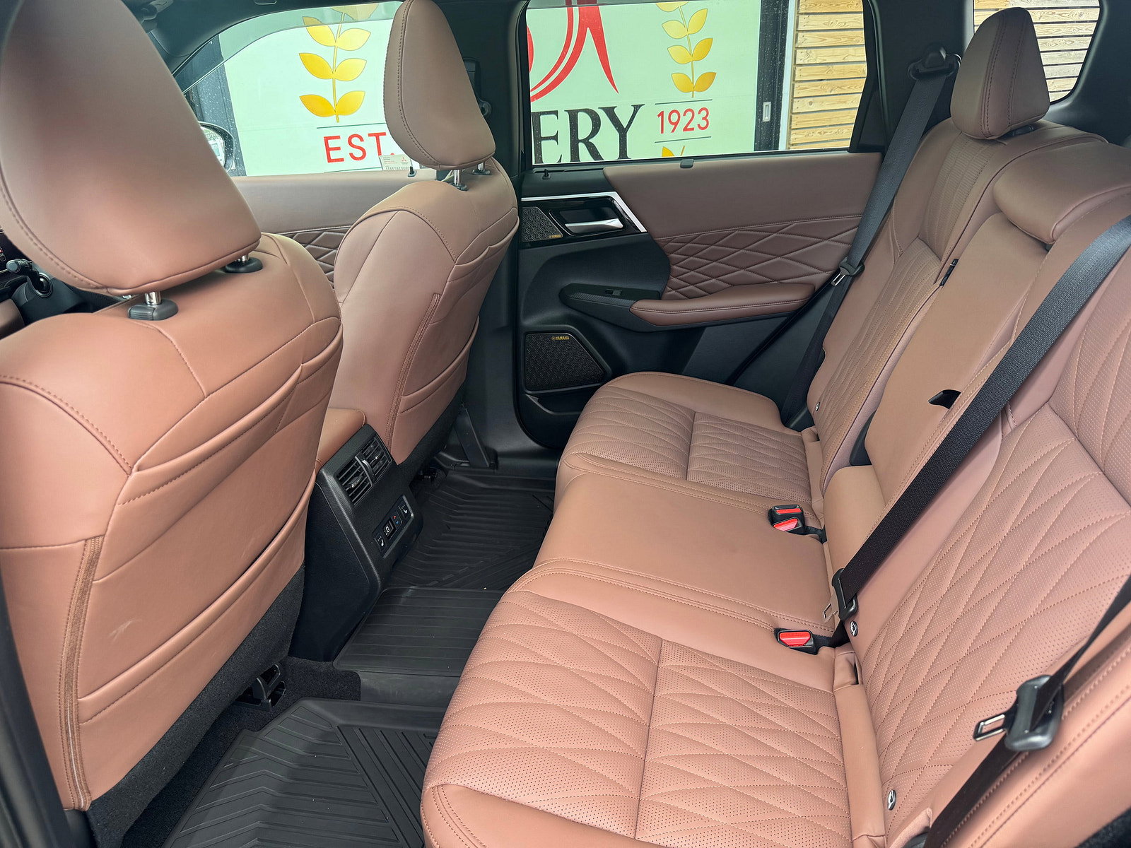 Mitsubishi Outlander 2.4 PHEV Diamond 5DR Auto (2360 cc) 5dr Automatic 2026