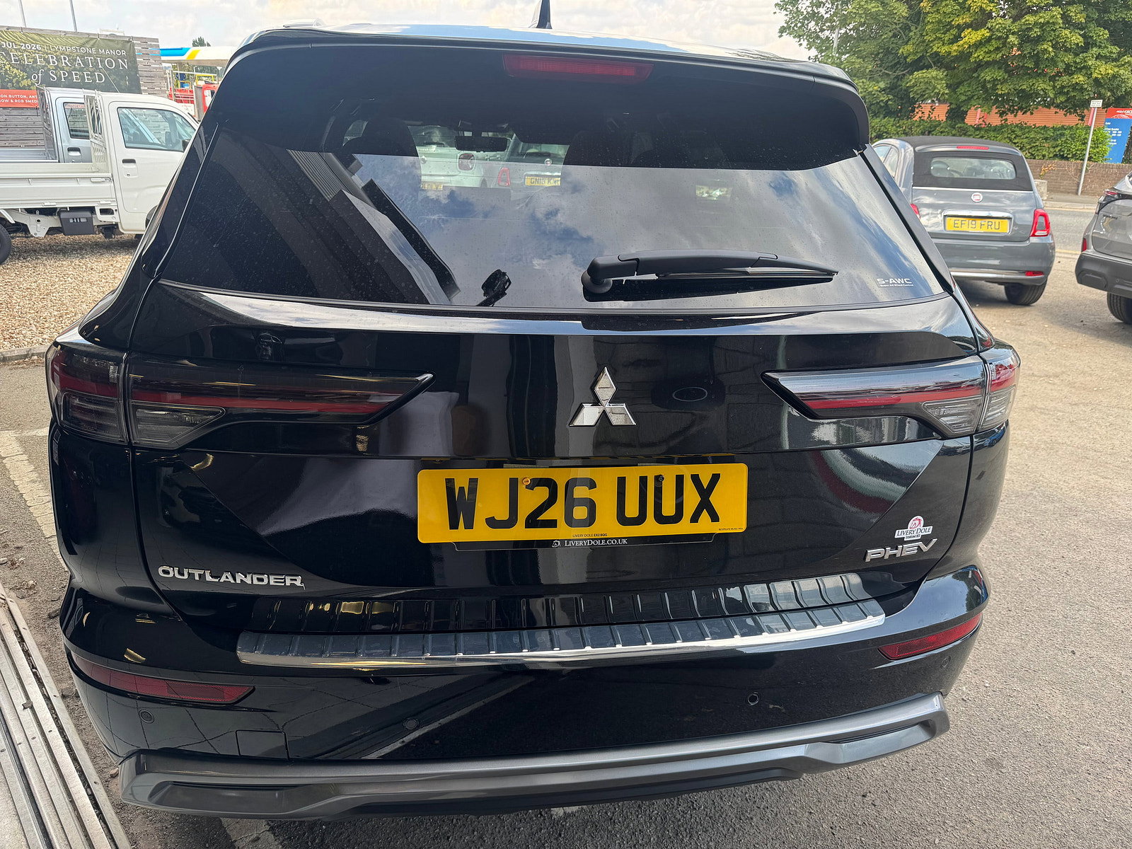 Mitsubishi Outlander 2.4 PHEV Diamond 5DR Auto (2360 cc) 5dr Automatic 2026