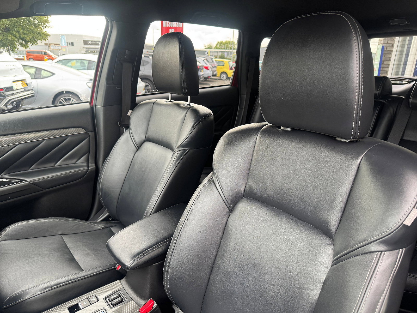 Mitsubishi Outlander 2.4h TwinMotor 13.8kWh 4h SUV 5dr Petrol Plug-in Hybrid CVT 4WD Euro 6 (s/s) (209 ps) 5dr Automatic 2018