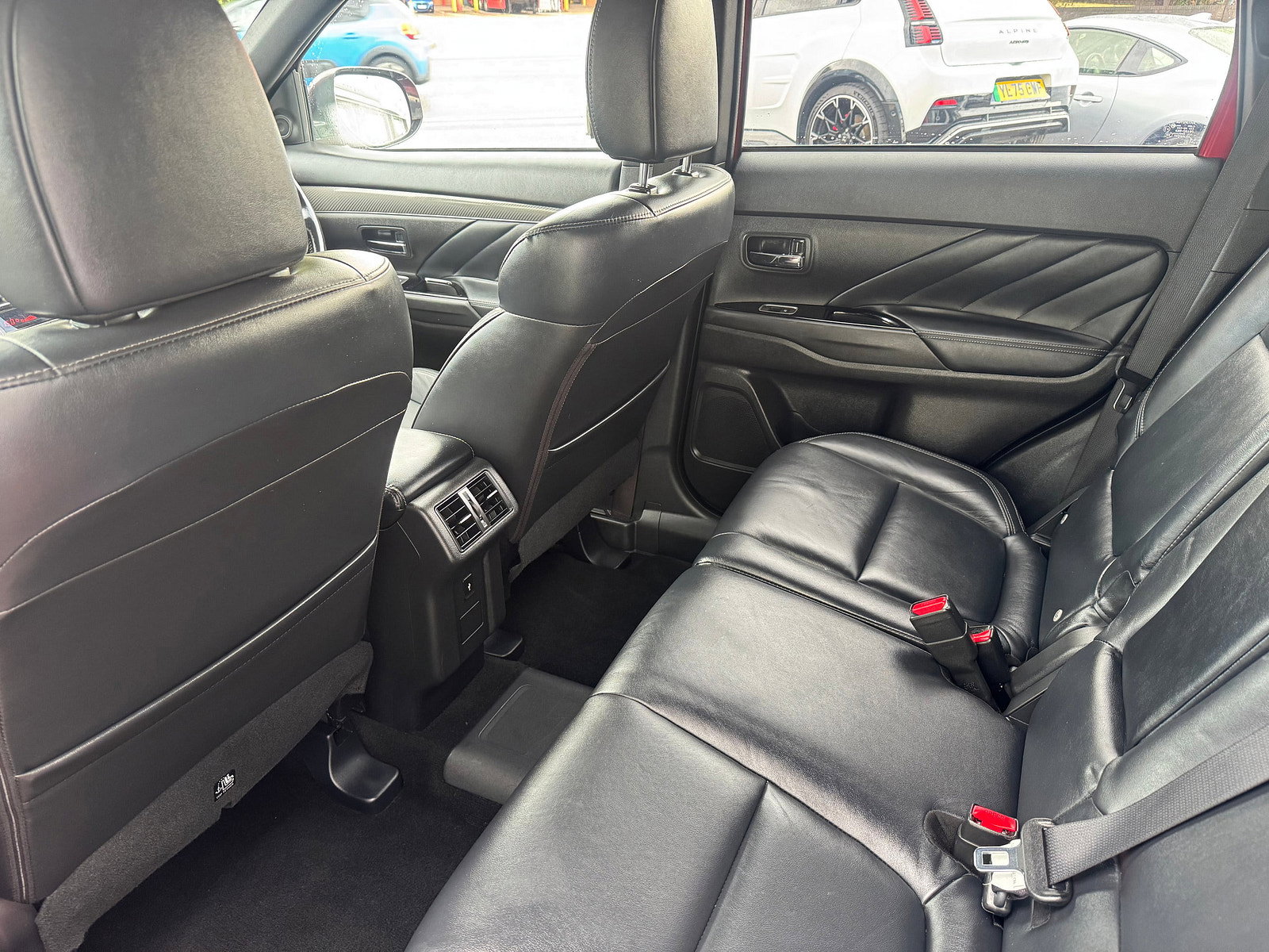 Mitsubishi Outlander 2.4h TwinMotor 13.8kWh 4h SUV 5dr Petrol Plug-in Hybrid CVT 4WD Euro 6 (s/s) (209 ps) 5dr Automatic 2018