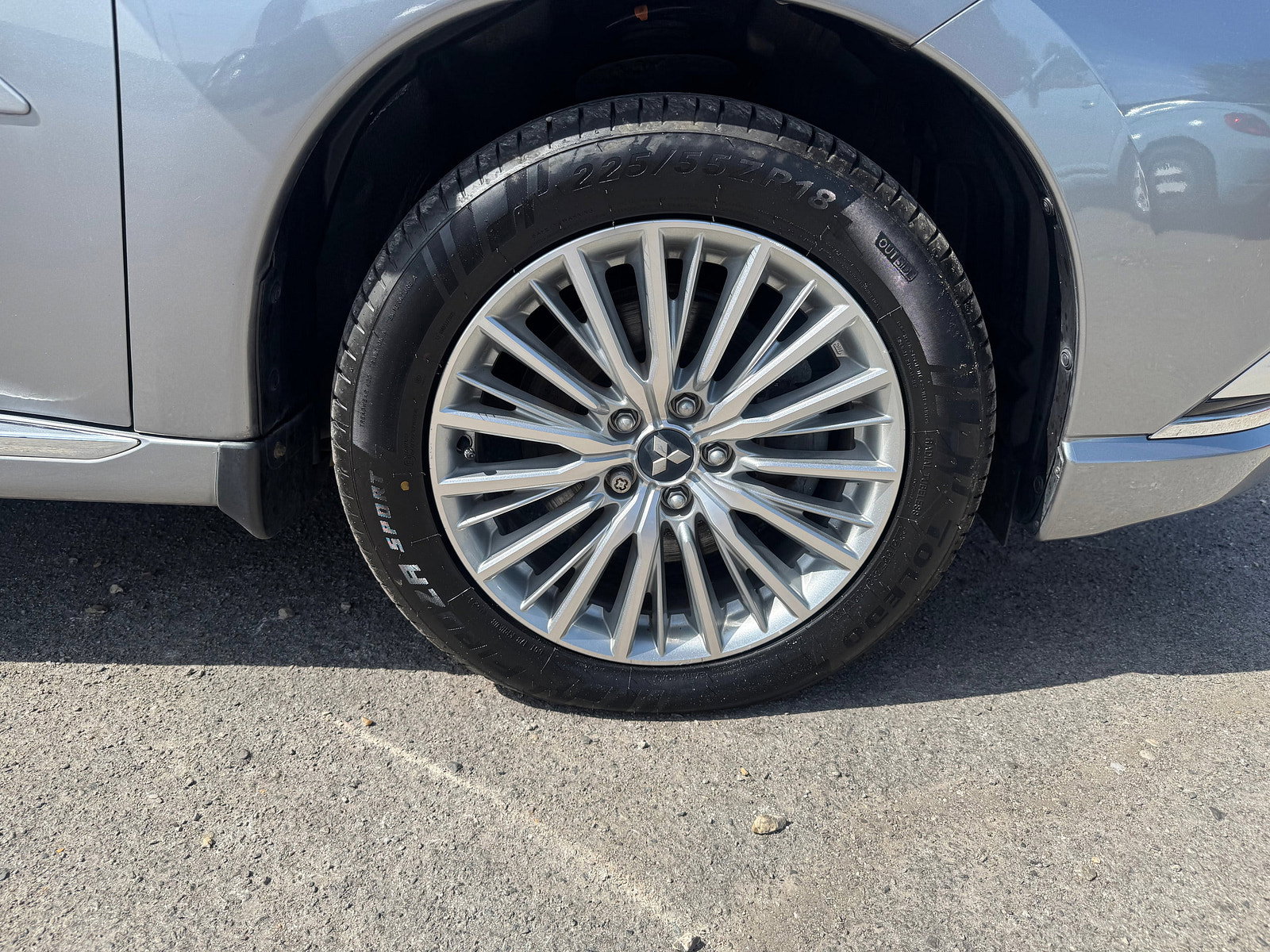Mitsubishi Outlander 2.4h TwinMotor 13.8kWh 4h SUV 5dr Petrol Plug-in Hybrid CVT 4WD Euro 6 (s/s) (209 ps) 5dr Automatic 2019