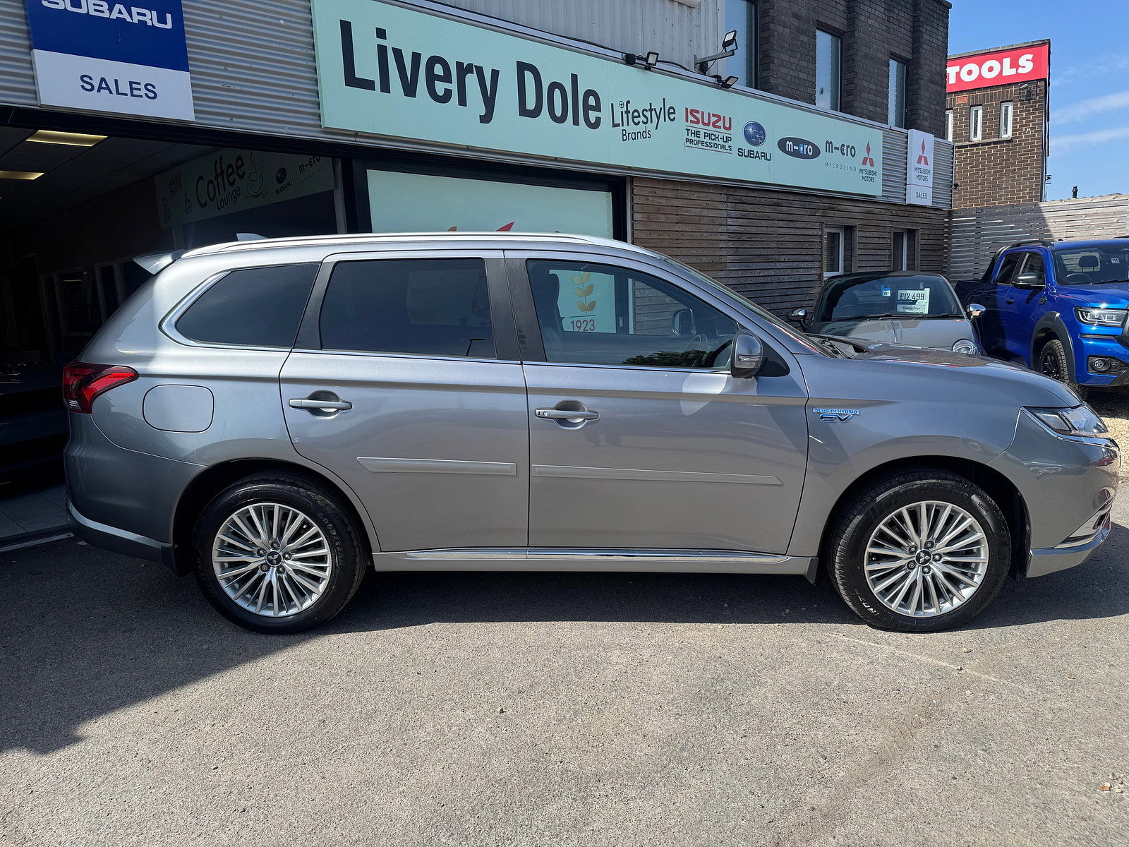 Mitsubishi Outlander 2.4h TwinMotor 13.8kWh 4h SUV 5dr Petrol Plug-in Hybrid CVT 4WD Euro 6 (s/s) (209 ps) 5dr Automatic 2019