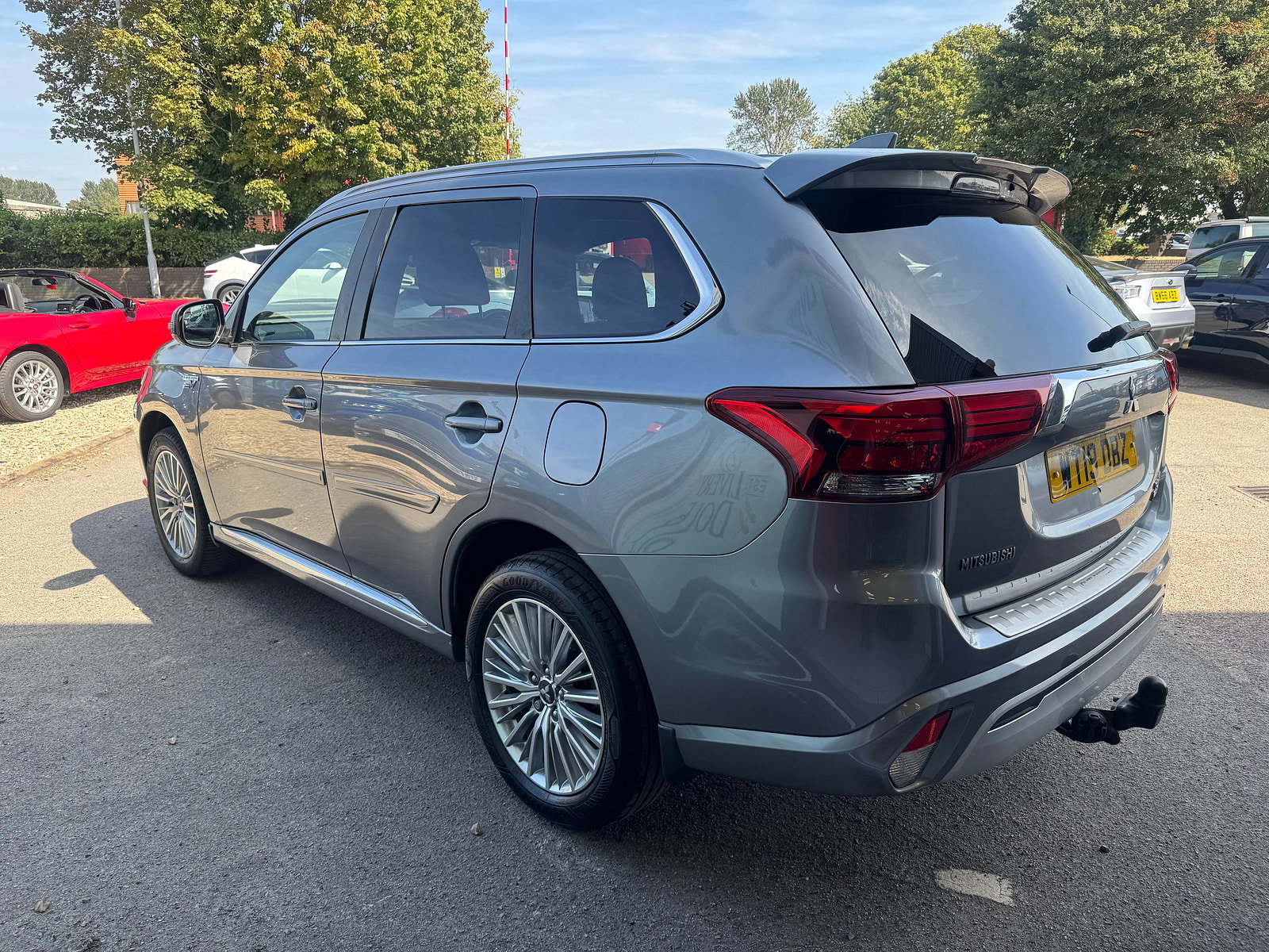 Mitsubishi Outlander 2.4h TwinMotor 13.8kWh 4h SUV 5dr Petrol Plug-in Hybrid CVT 4WD Euro 6 (s/s) (209 ps) 5dr Automatic 2019