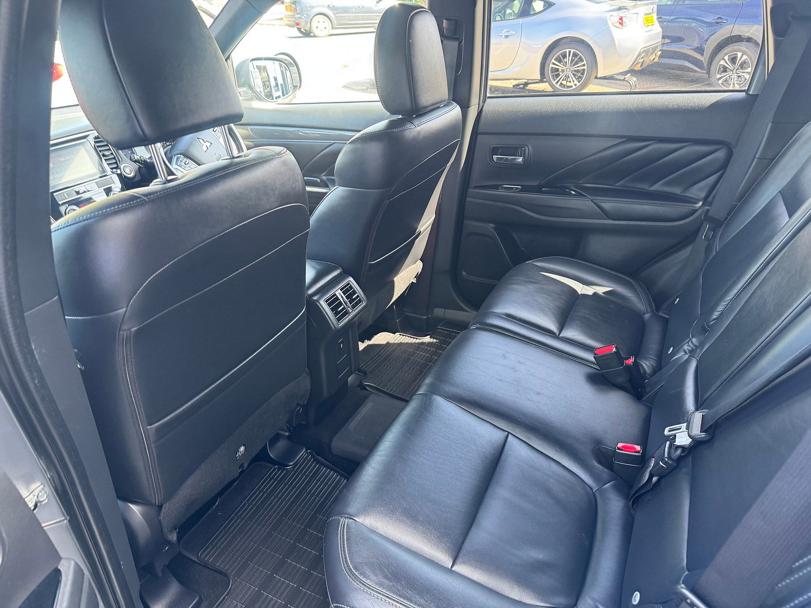 Mitsubishi Outlander 2.4h TwinMotor 13.8kWh 4h SUV 5dr Petrol Plug-in Hybrid CVT 4WD Euro 6 (s/s) (209 ps) 5dr Automatic 2019