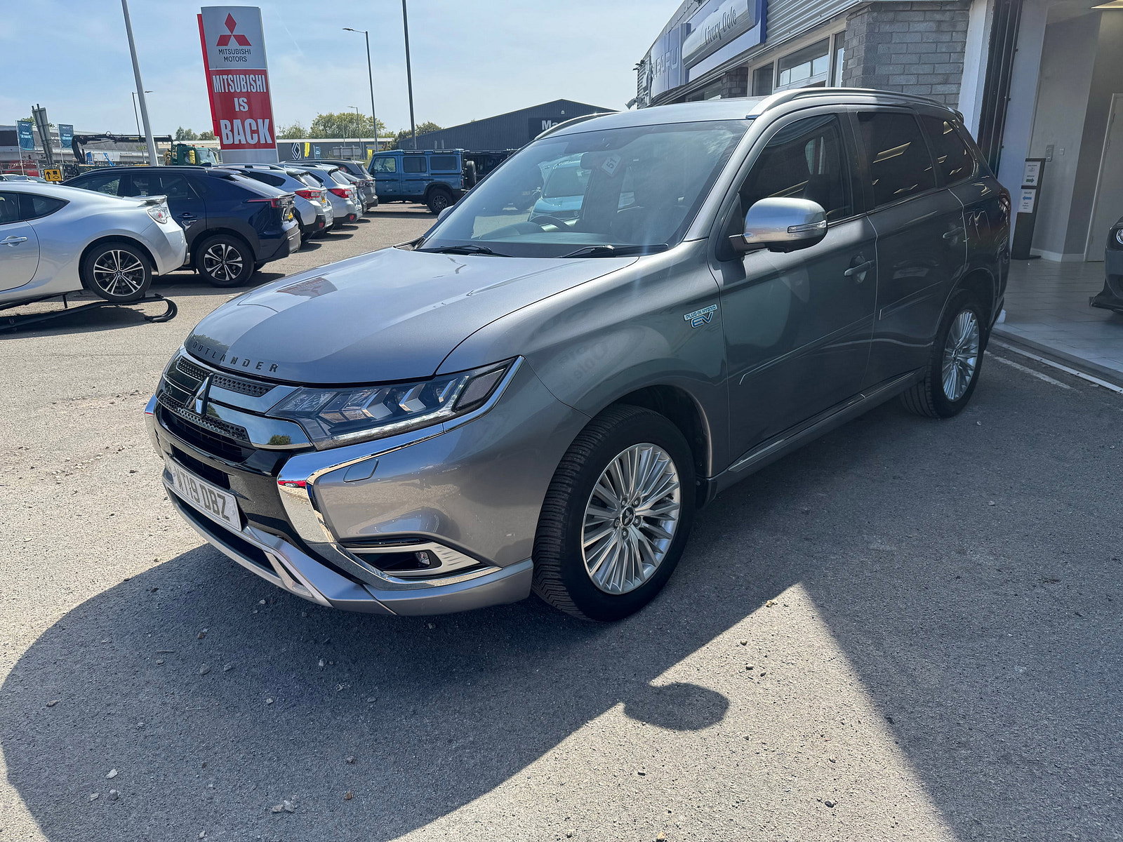 Mitsubishi Outlander 2.4h TwinMotor 13.8kWh 4h SUV 5dr Petrol Plug-in Hybrid CVT 4WD Euro 6 (s/s) (209 ps) 5dr Automatic 2019