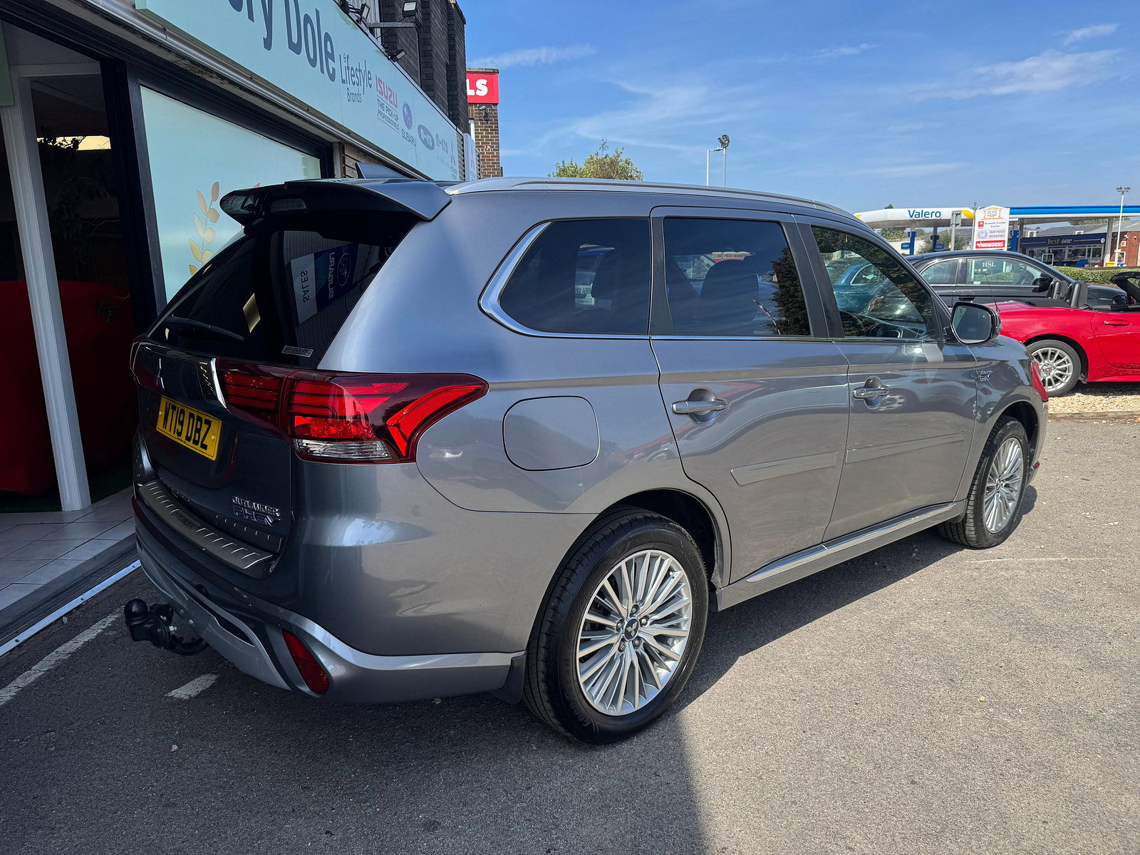 Mitsubishi Outlander 2.4h TwinMotor 13.8kWh 4h SUV 5dr Petrol Plug-in Hybrid CVT 4WD Euro 6 (s/s) (209 ps) 5dr Automatic 2019