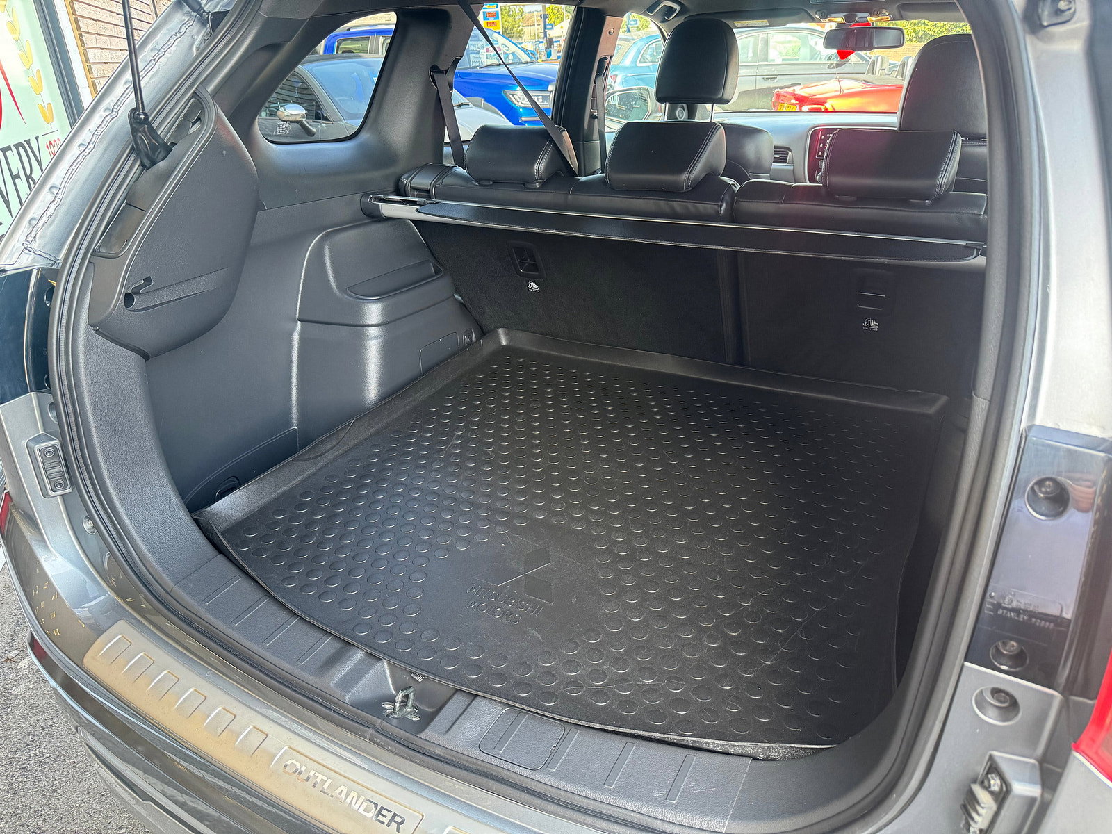 Mitsubishi Outlander 2.4h TwinMotor 13.8kWh 4h SUV 5dr Petrol Plug-in Hybrid CVT 4WD Euro 6 (s/s) (209 ps) 5dr Automatic 2019