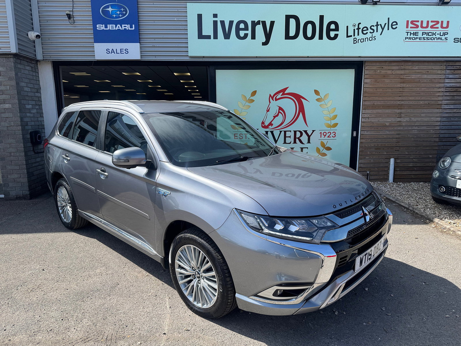 Mitsubishi Outlander 2.4h TwinMotor 13.8kWh 4h SUV 5dr Petrol Plug-in Hybrid CVT 4WD Euro 6 (s/s) (209 ps) 5dr Automatic 2019