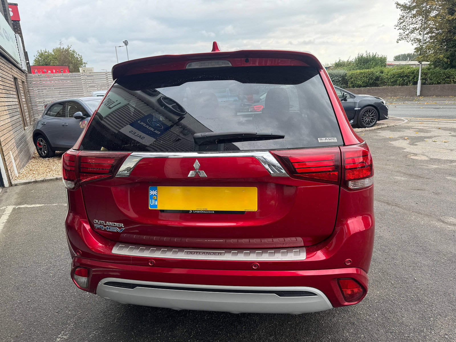Mitsubishi Outlander 2.4h TwinMotor 13.8kWh Exceed Safety SUV 5dr Petrol Plug-in Hybrid CVT 4WD Euro 6 (s/s) (224 ps) 5dr Automatic 2020