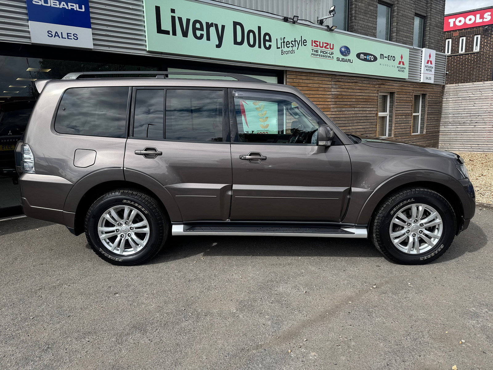 Mitsubishi Shogun 3.2 DI-DC SG3 SUV 5dr Diesel Auto 4WD Euro 6 LWB (187 ps) 5dr Automatic 2016