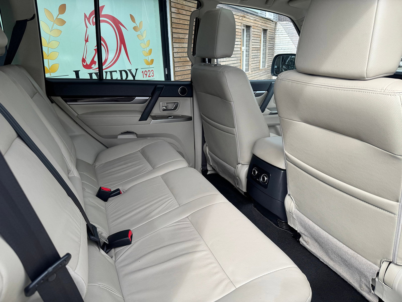 Mitsubishi Shogun 3.2 DI-DC SG3 SUV 5dr Diesel Auto 4WD Euro 6 LWB (187 ps) 5dr Automatic 2016