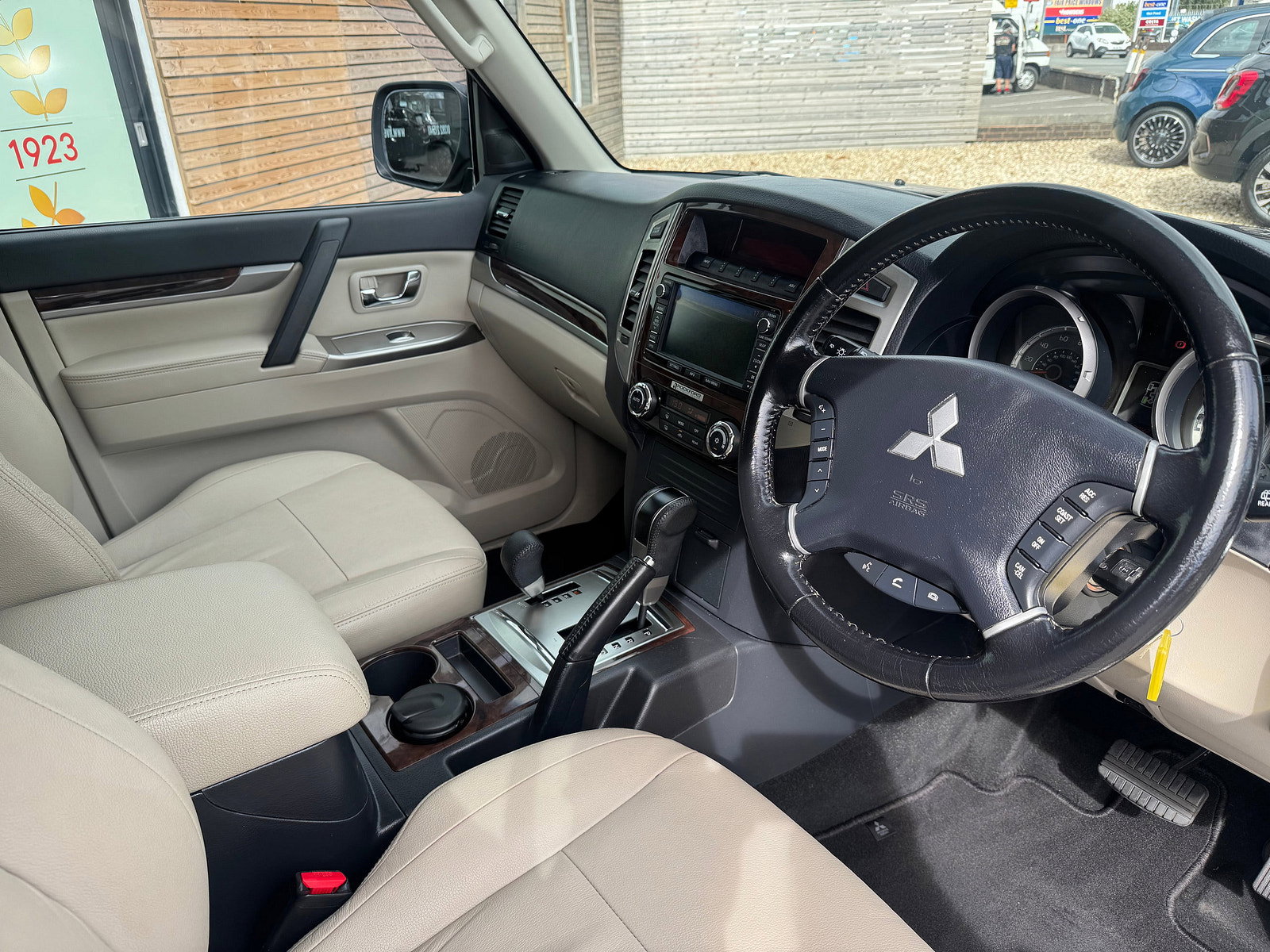 Mitsubishi Shogun 3.2 DI-DC SG3 SUV 5dr Diesel Auto 4WD Euro 6 LWB (187 ps) 5dr Automatic 2016