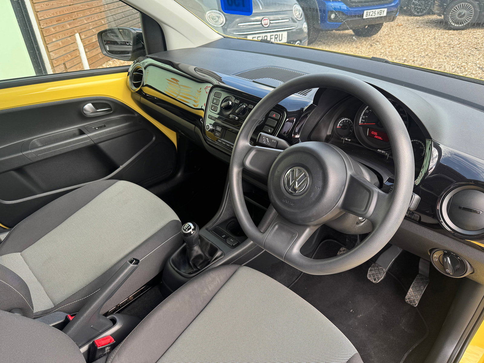 Volkswagen up! 1.0 Look up! Hatchback 5dr Petrol Manual Euro 6 (60 ps) 5dr Manual 2016