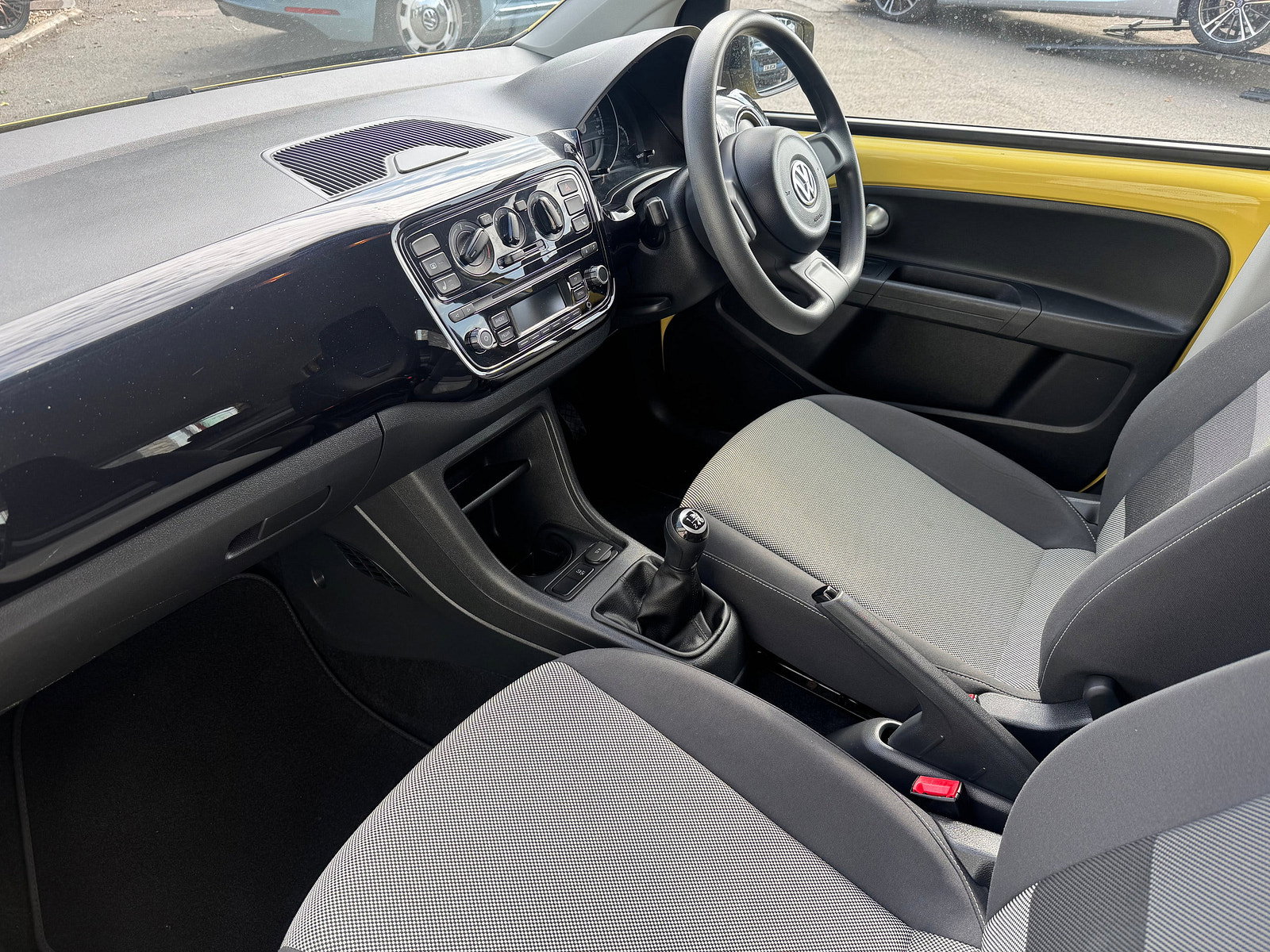 Volkswagen up! 1.0 Look up! Hatchback 5dr Petrol Manual Euro 6 (60 ps) 5dr Manual 2016