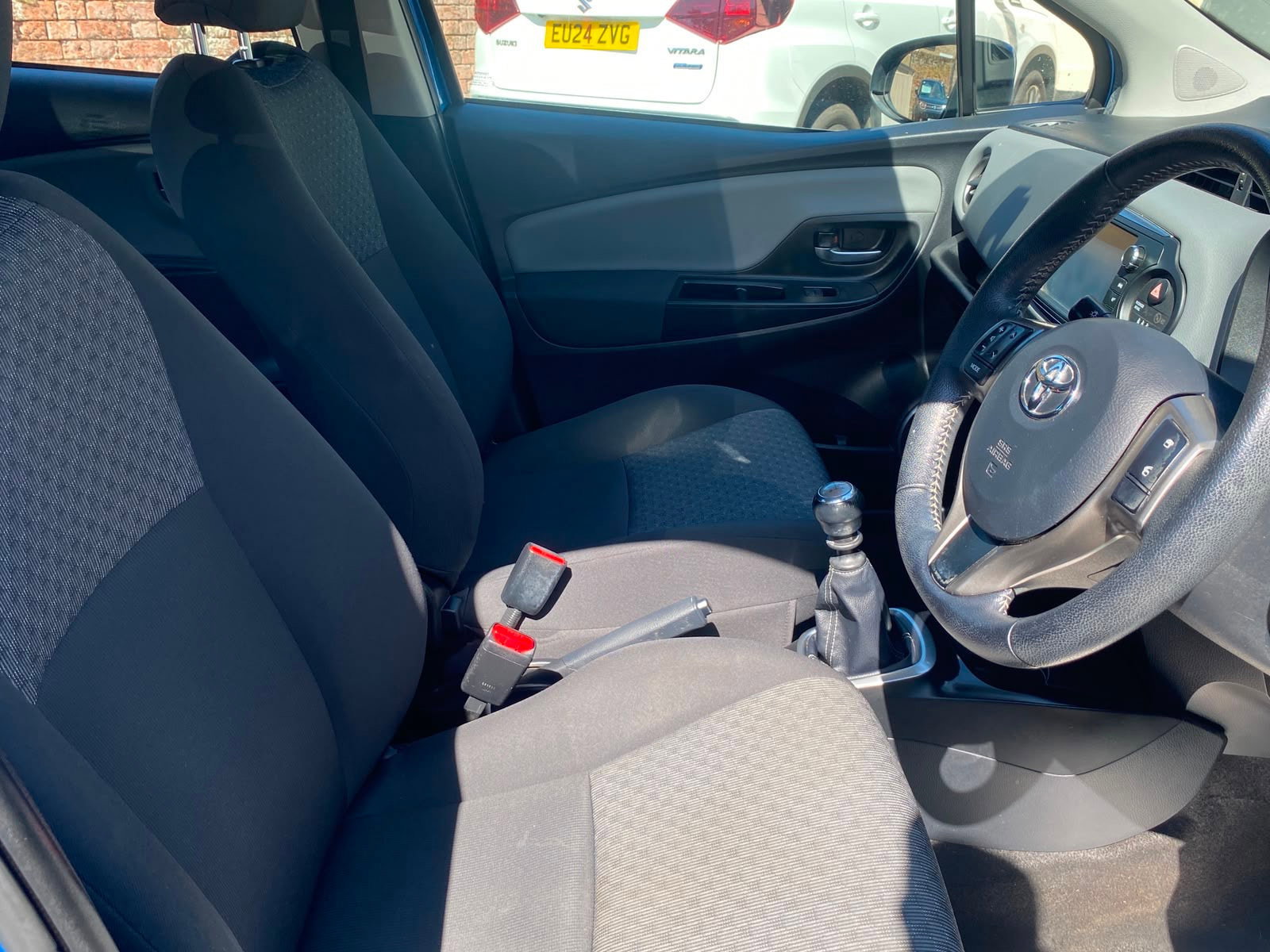 Toyota Yaris 1.33 Dual VVT-i Icon Hatchback 5dr Petrol Manual Euro 5 Euro 5 (99 ps) 5dr Manual 2014