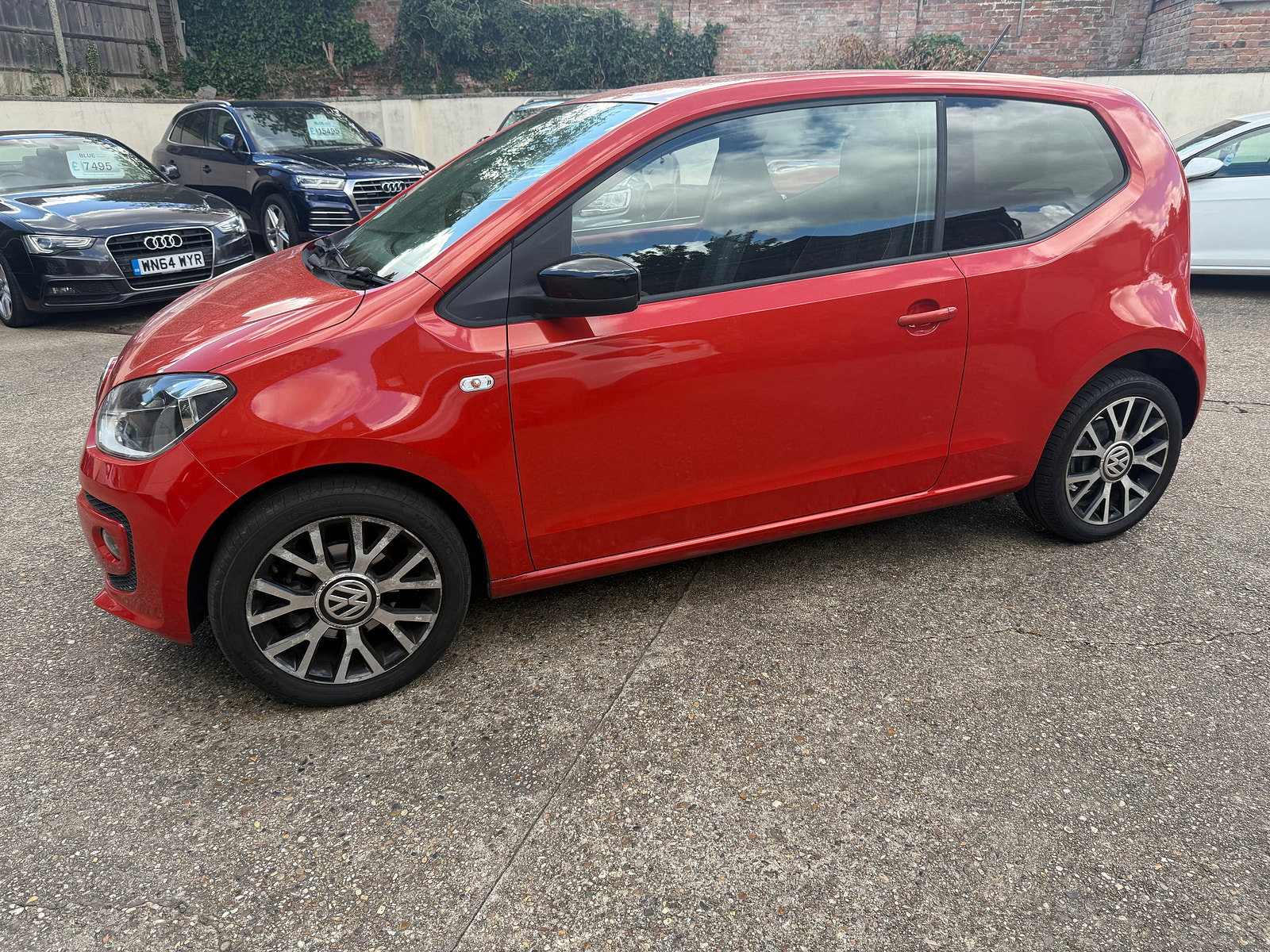 Volkswagen up! 1.0 Groove up! Hatchback 3dr Petrol Manual Euro 5 (75 ps) 3dr Manual 2014