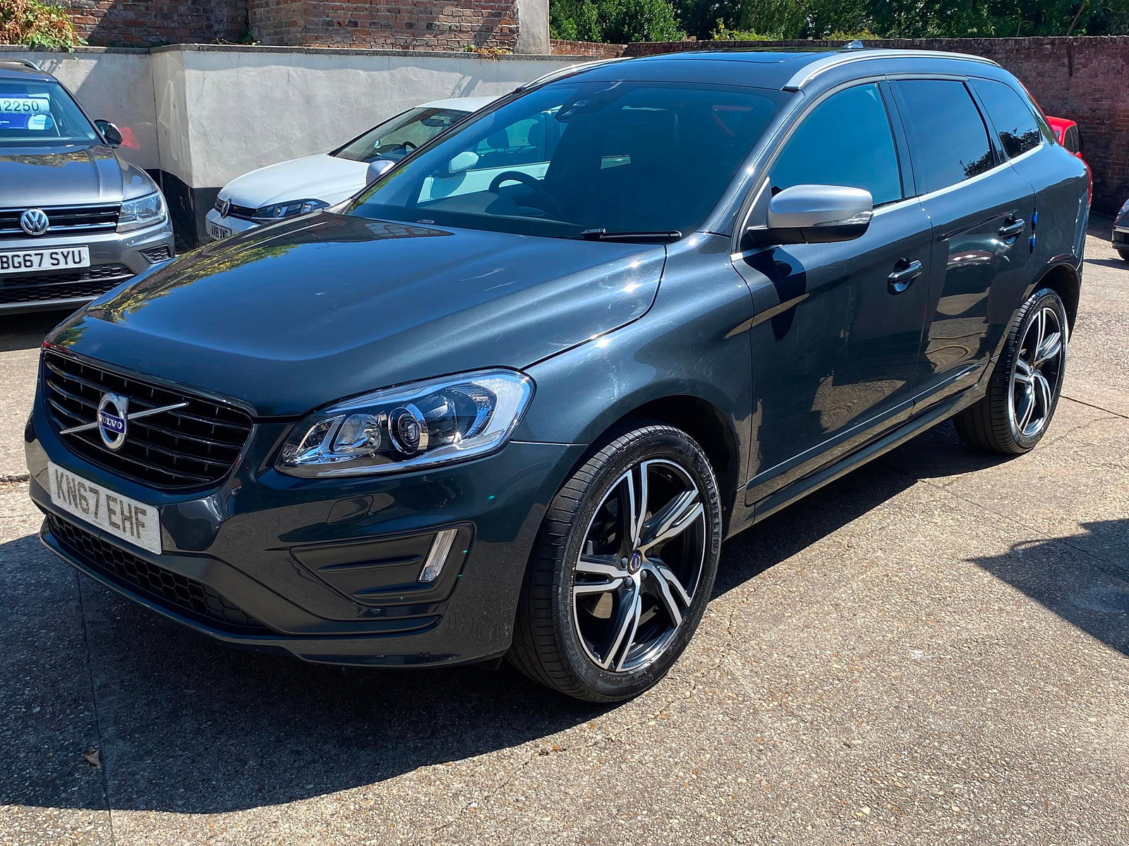Volvo XC60 2.4 D5 R-Design Lux Nav SUV 5dr Diesel Auto AWD Euro 6 (s/s) (220 ps) 5dr Automatic 2017