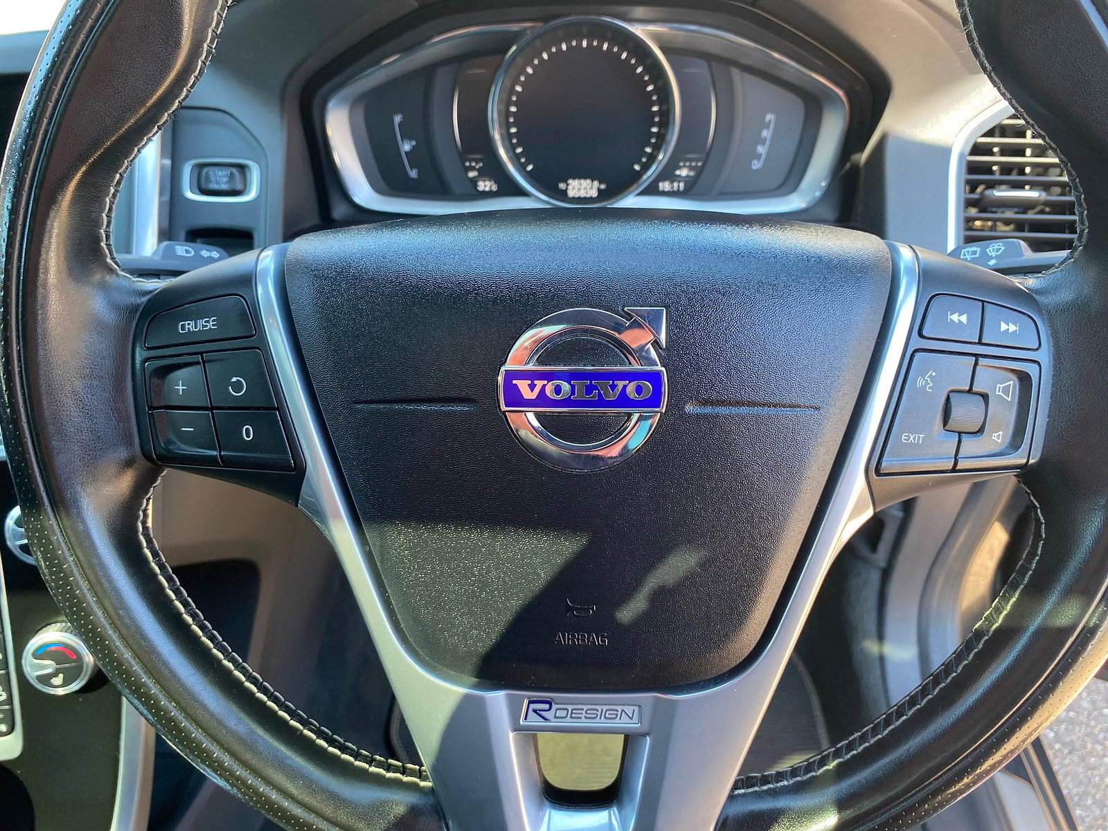 Volvo XC60 2.4 D5 R-Design Lux Nav SUV 5dr Diesel Auto AWD Euro 6 (s/s) (220 ps) 5dr Automatic 2017