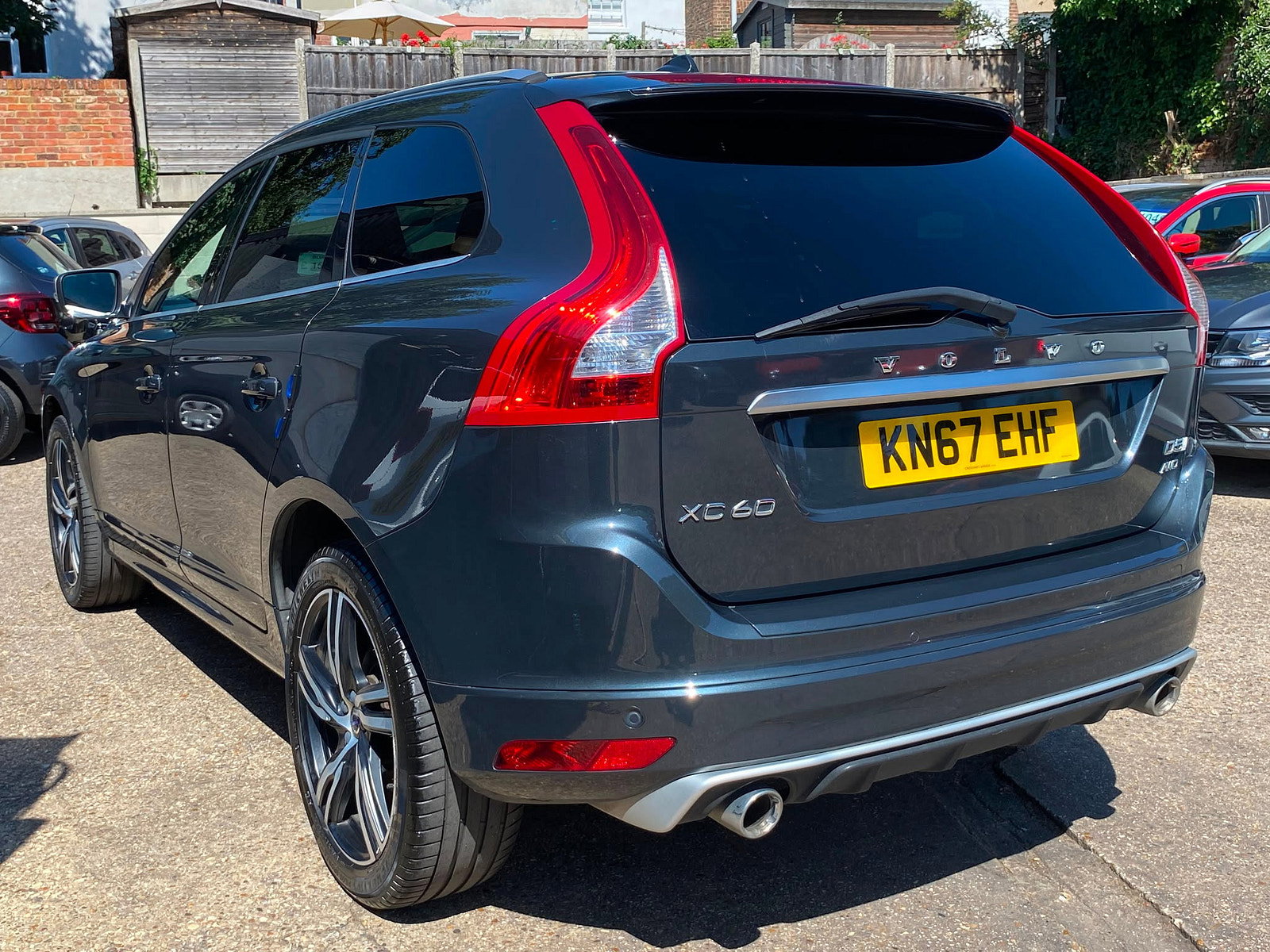 Volvo XC60 2.4 D5 R-Design Lux Nav SUV 5dr Diesel Auto AWD Euro 6 (s/s) (220 ps) 5dr Automatic 2017