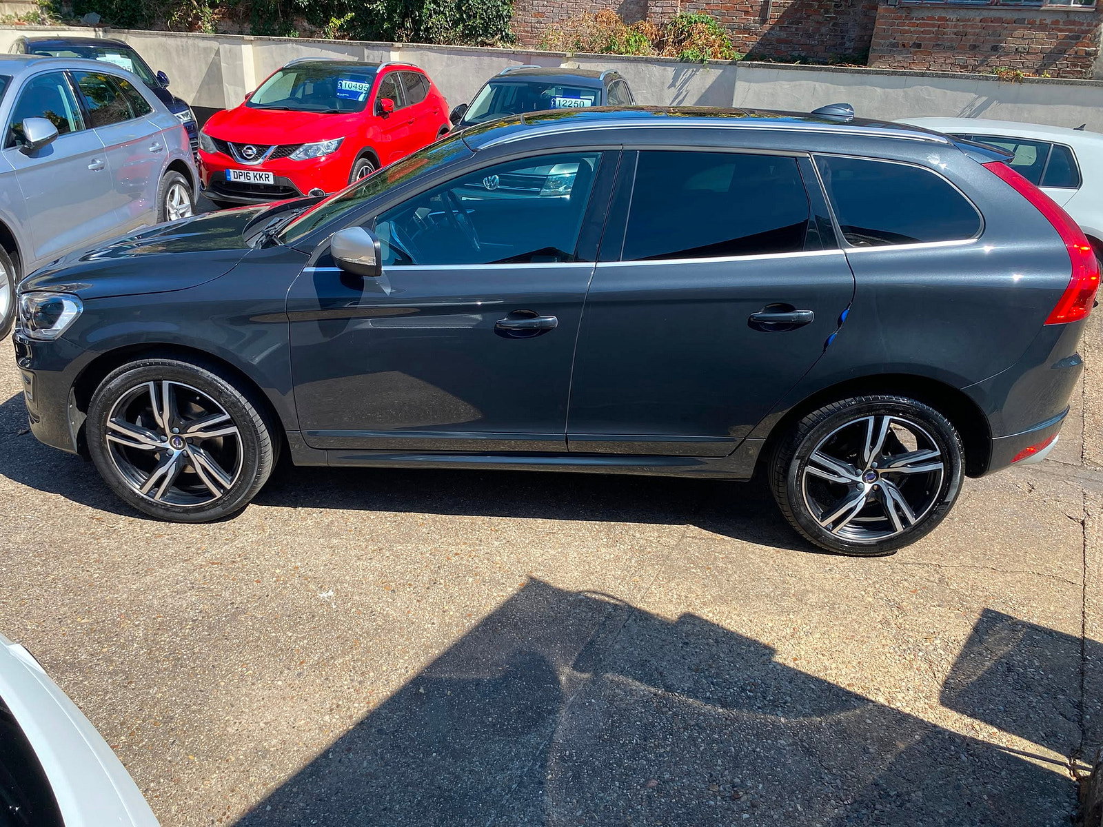 Volvo XC60 2.4 D5 R-Design Lux Nav SUV 5dr Diesel Auto AWD Euro 6 (s/s) (220 ps) 5dr Automatic 2017