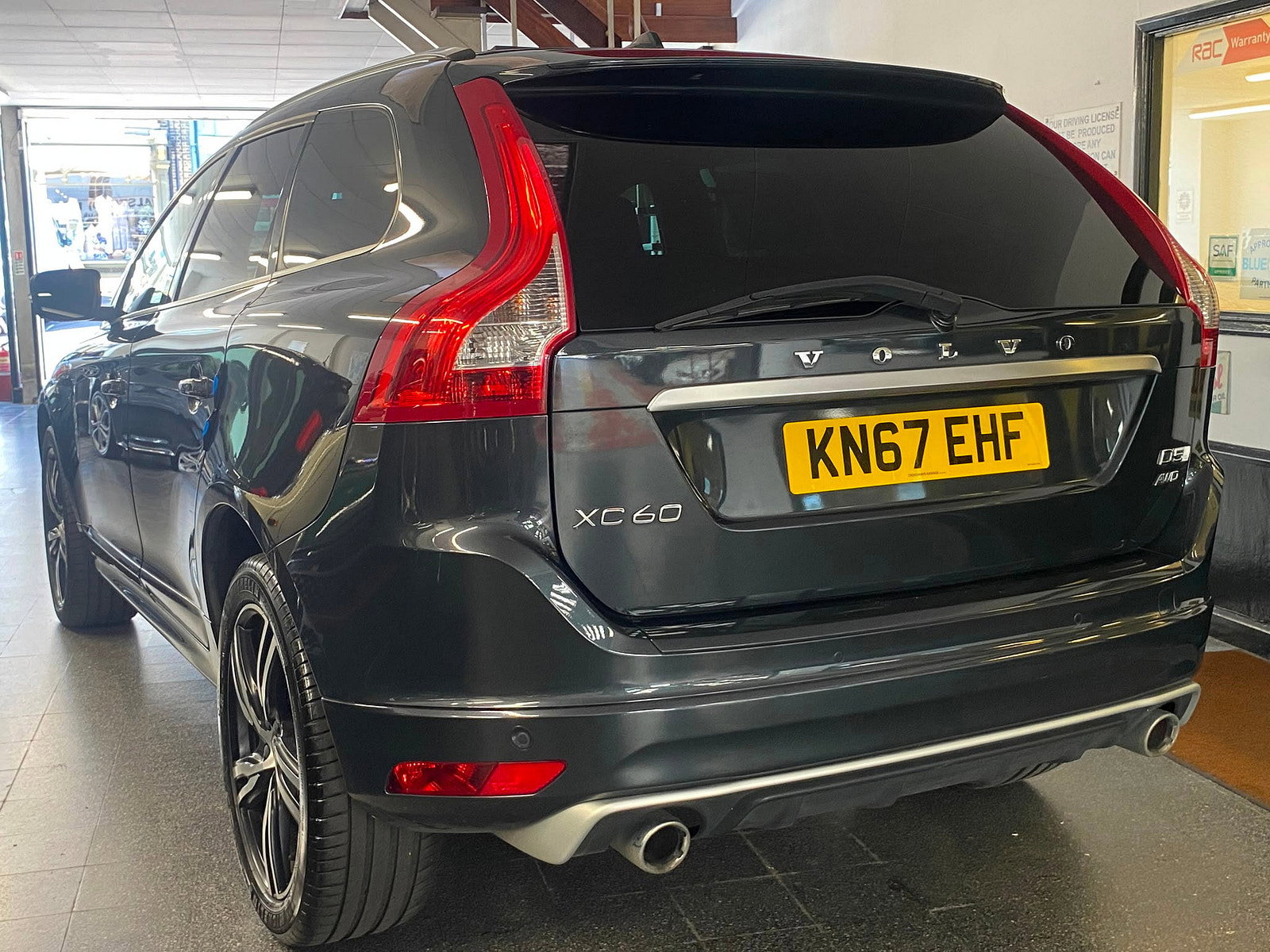 Volvo XC60 2.4 D5 R-Design Lux Nav SUV 5dr Diesel Auto AWD Euro 6 (s/s) (220 ps) 5dr Automatic 2017