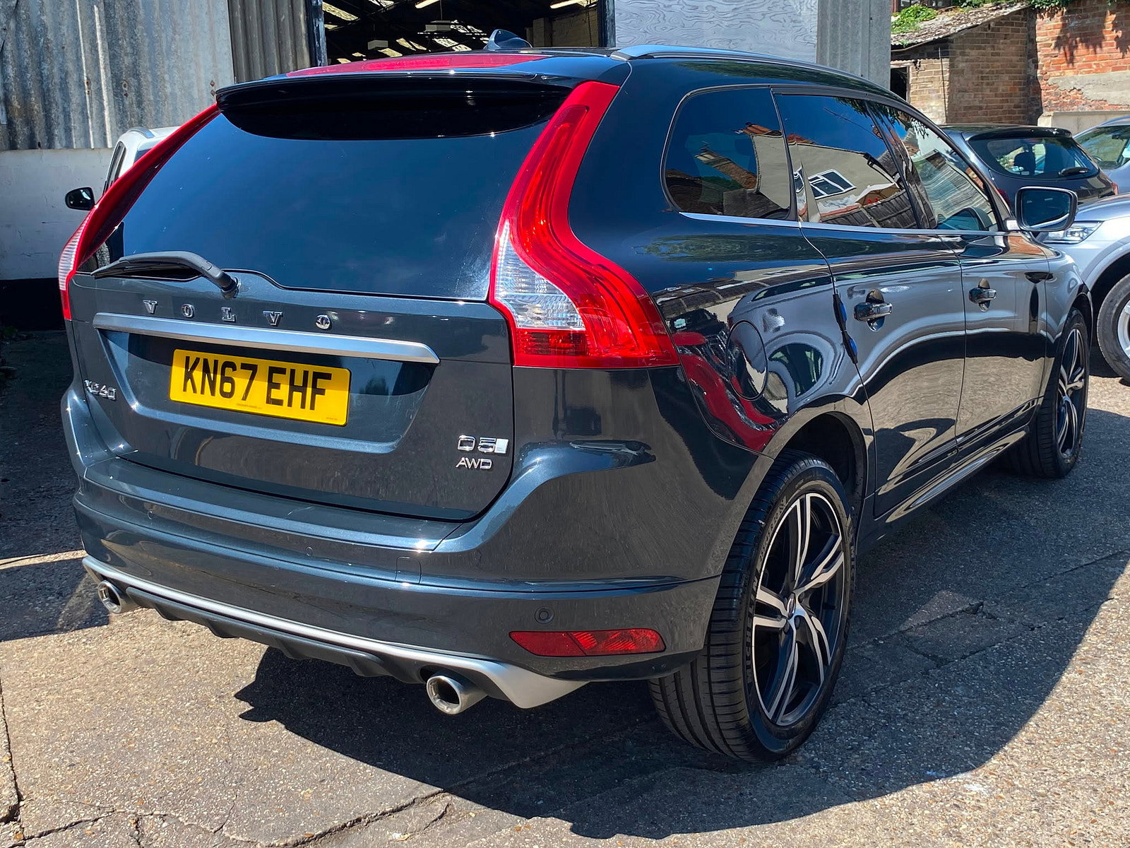 Volvo XC60 2.4 D5 R-Design Lux Nav SUV 5dr Diesel Auto AWD Euro 6 (s/s) (220 ps) 5dr Automatic 2017