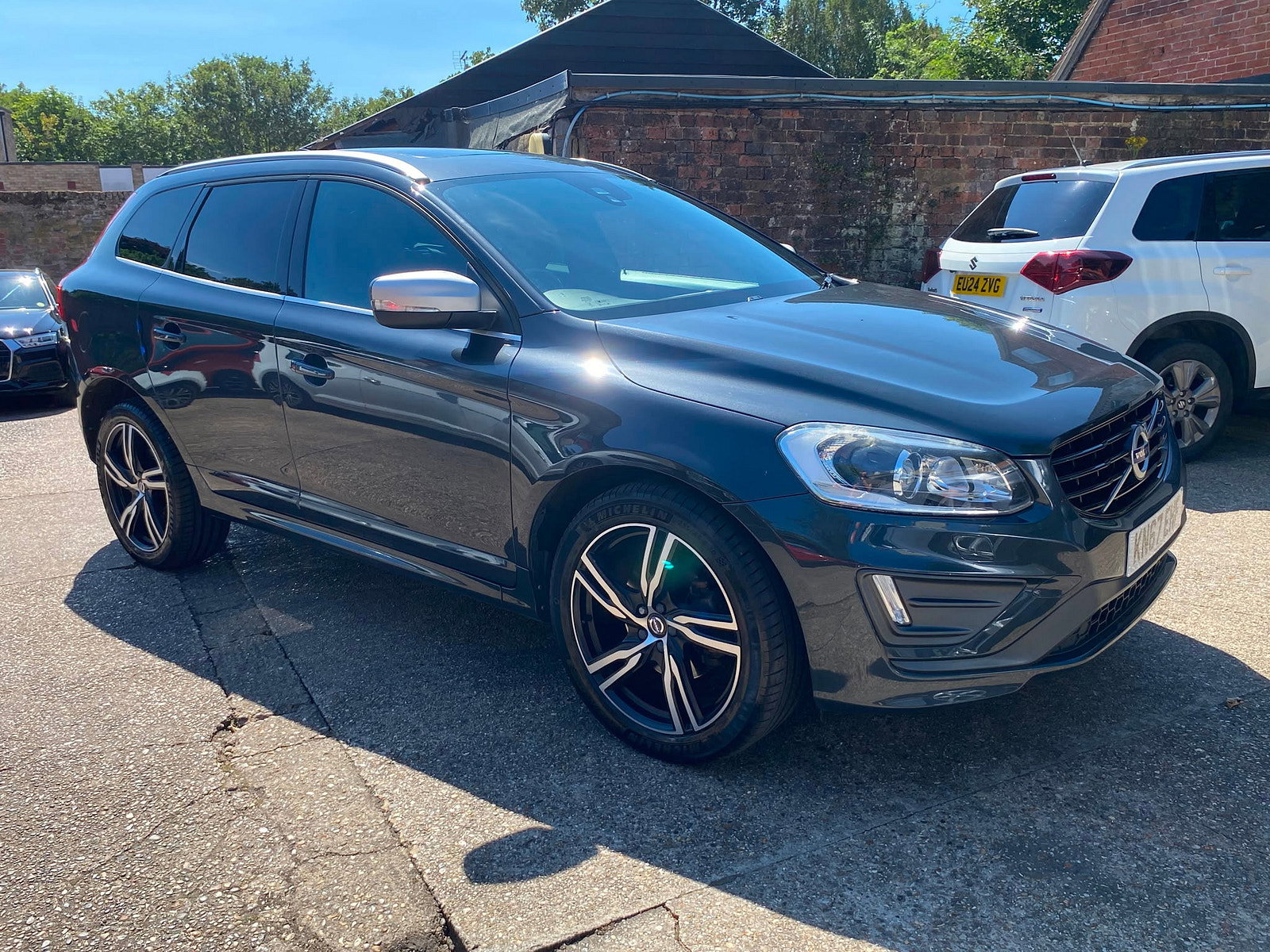 Volvo XC60 2.4 D5 R-Design Lux Nav SUV 5dr Diesel Auto AWD Euro 6 (s/s) (220 ps) 5dr Automatic 2017