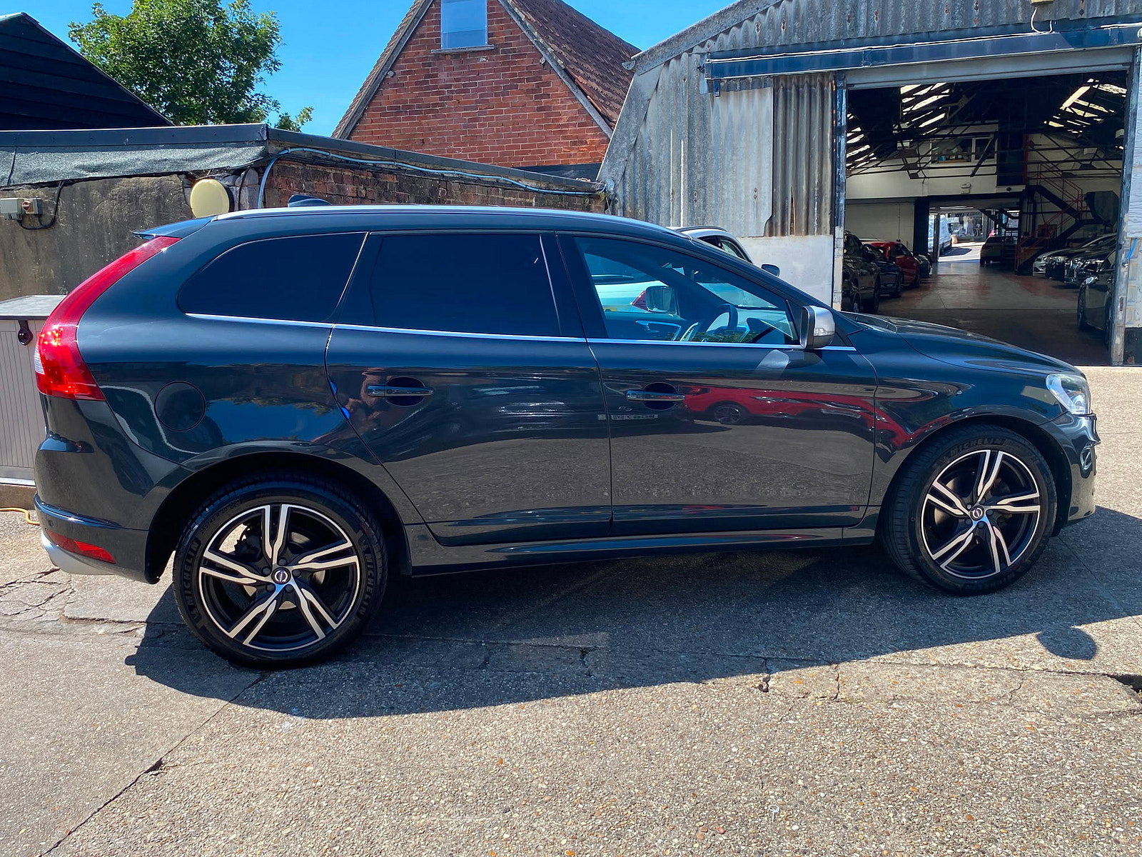 Volvo XC60 2.4 D5 R-Design Lux Nav SUV 5dr Diesel Auto AWD Euro 6 (s/s) (220 ps) 5dr Automatic 2017