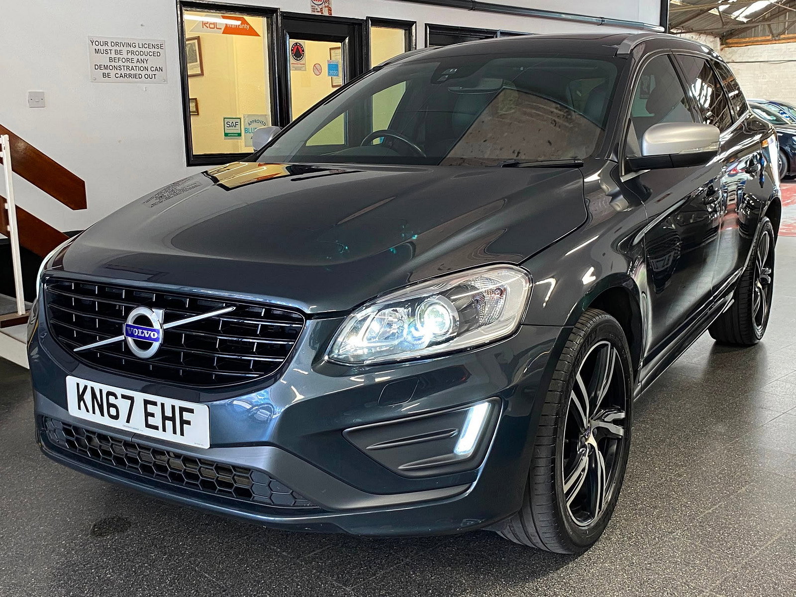 Volvo XC60 2.4 D5 R-Design Lux Nav SUV 5dr Diesel Auto AWD Euro 6 (s/s) (220 ps) 5dr Automatic 2017