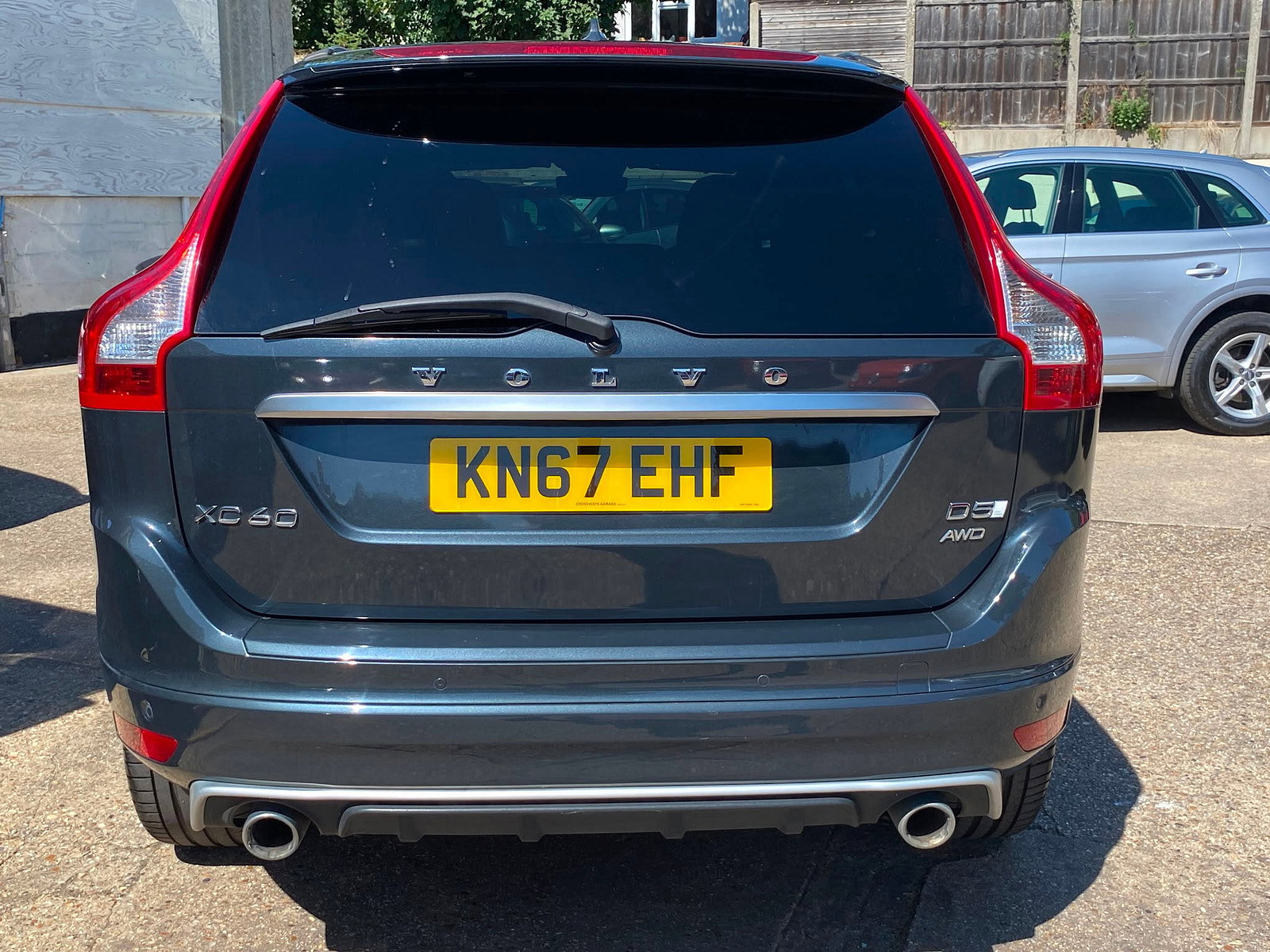 Volvo XC60 2.4 D5 R-Design Lux Nav SUV 5dr Diesel Auto AWD Euro 6 (s/s) (220 ps) 5dr Automatic 2017
