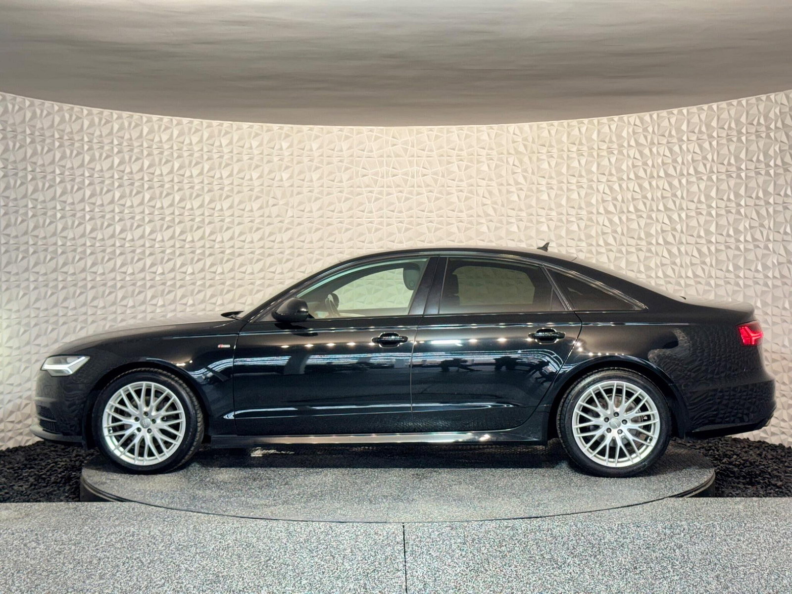 Audi A6 Saloon 2.0 TDI ultra S line S Tronic Euro 6 (s/s) 4dr 4dr Automatic 2016