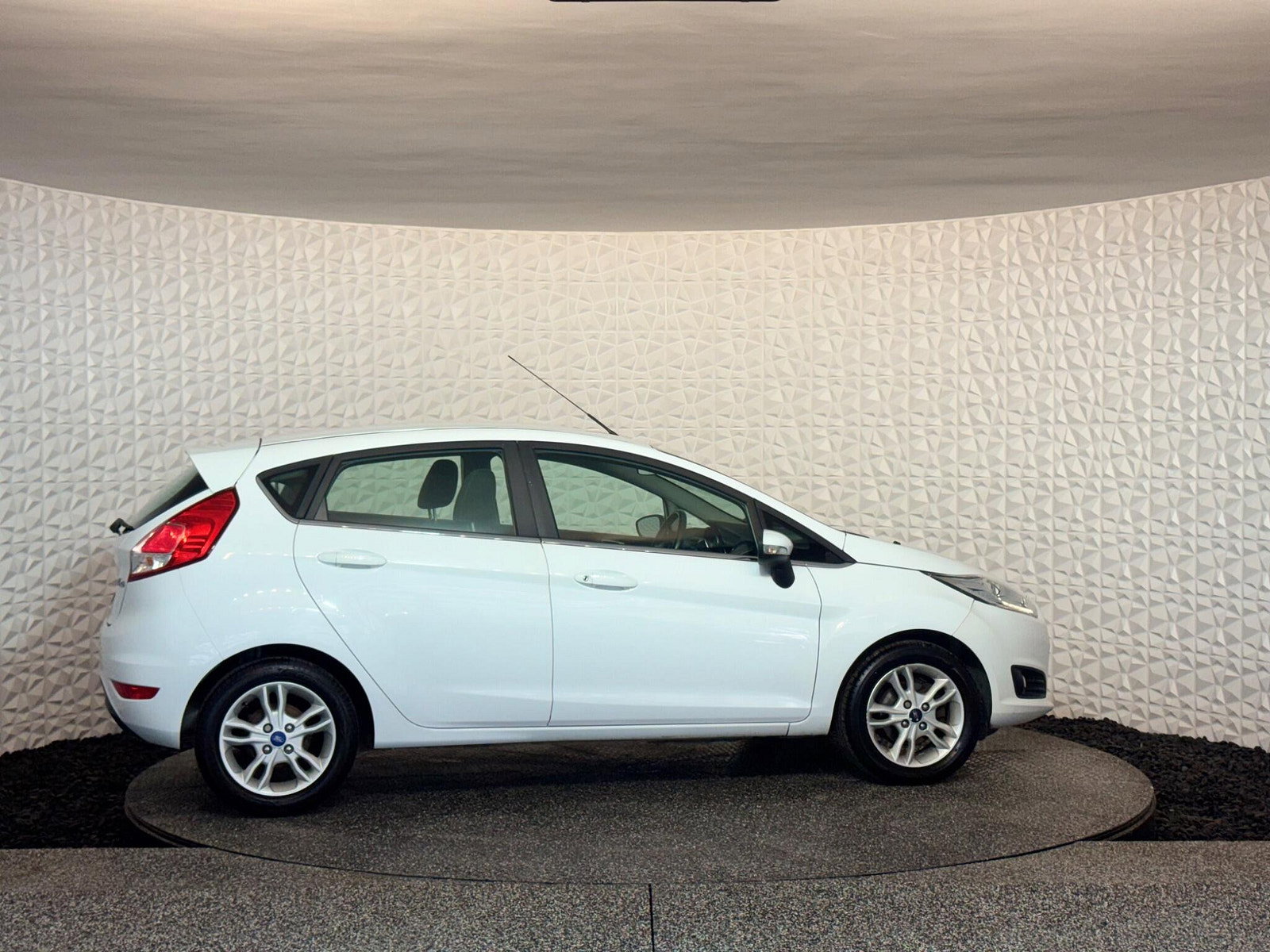 Ford Fiesta 1.0T EcoBoost Zetec Euro 6 (s/s) 5dr 5dr Manual 2015