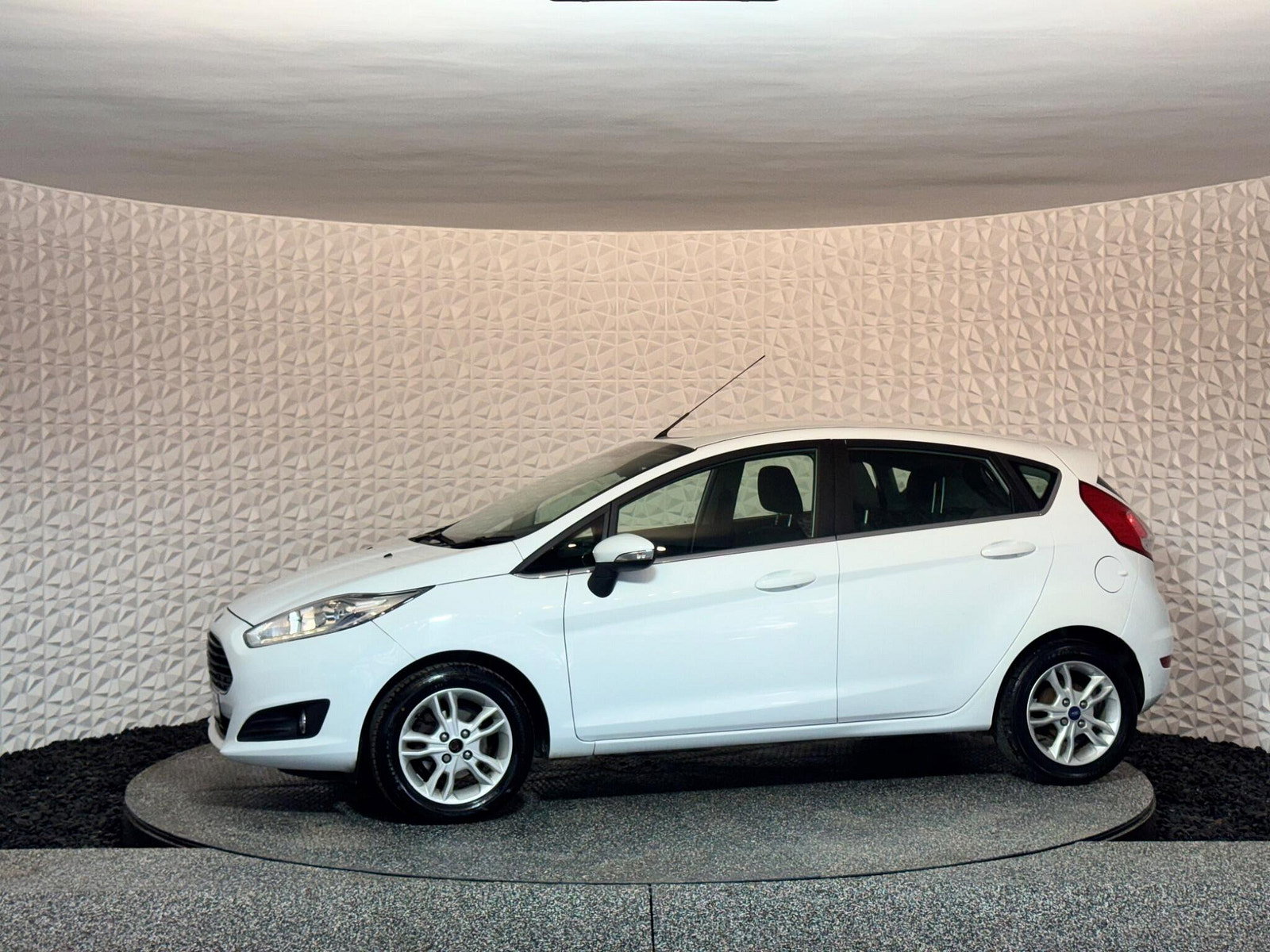 Ford Fiesta 1.0T EcoBoost Zetec Euro 6 (s/s) 5dr 5dr Manual 2015