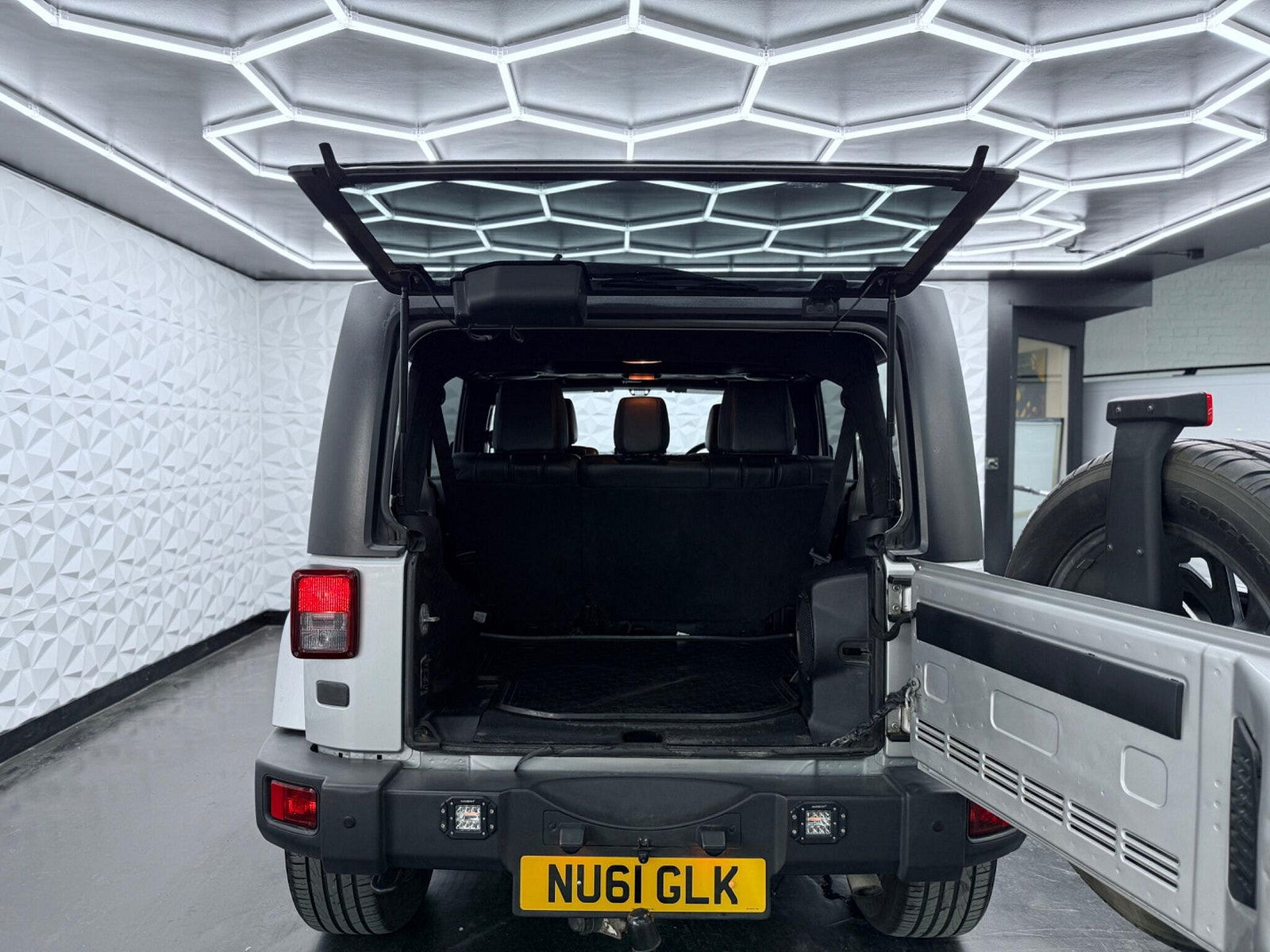 Jeep Wrangler 2.8 CRD Sahara Auto 4WD Euro 5 4dr (4 seat) 4dr Automatic 2011