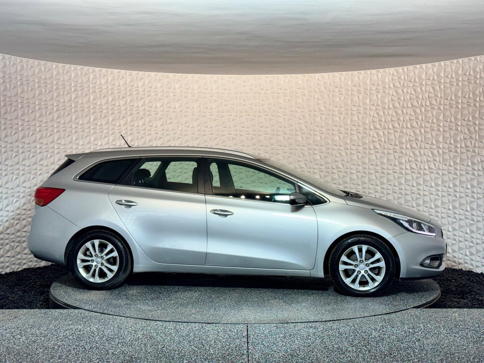Kia Ceed 1.6 CRDi 2 Sportswagon Auto Euro 5 5dr 5dr Automatic 2013