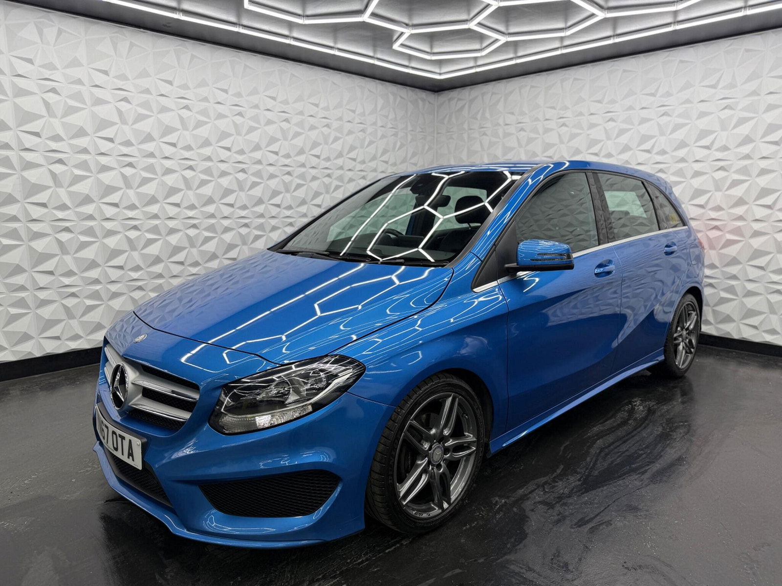 Mercedes-Benz B Class 1.5 B180d AMG Line 7G-DCT Euro 6 (s/s) 5dr 5dr Automatic 2017