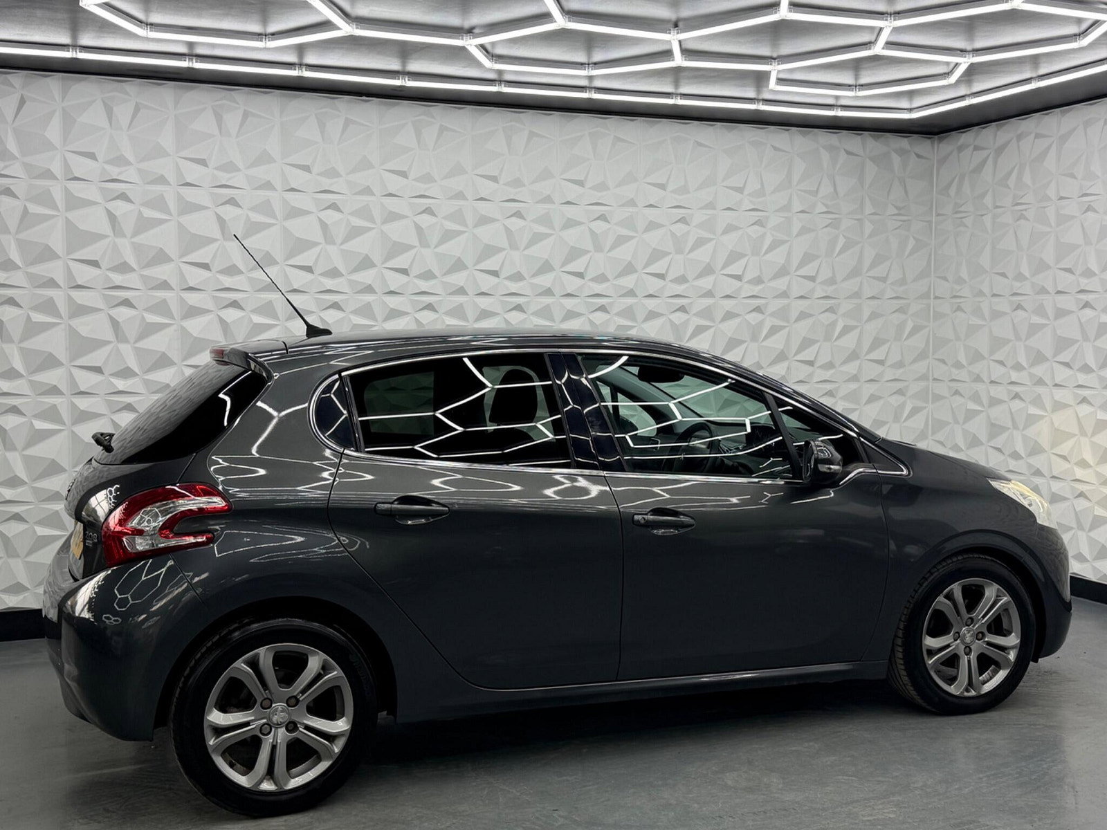 Peugeot 208 1.6 e-HDi Allure Euro 5 (s/s) 5dr 5dr Manual 2014