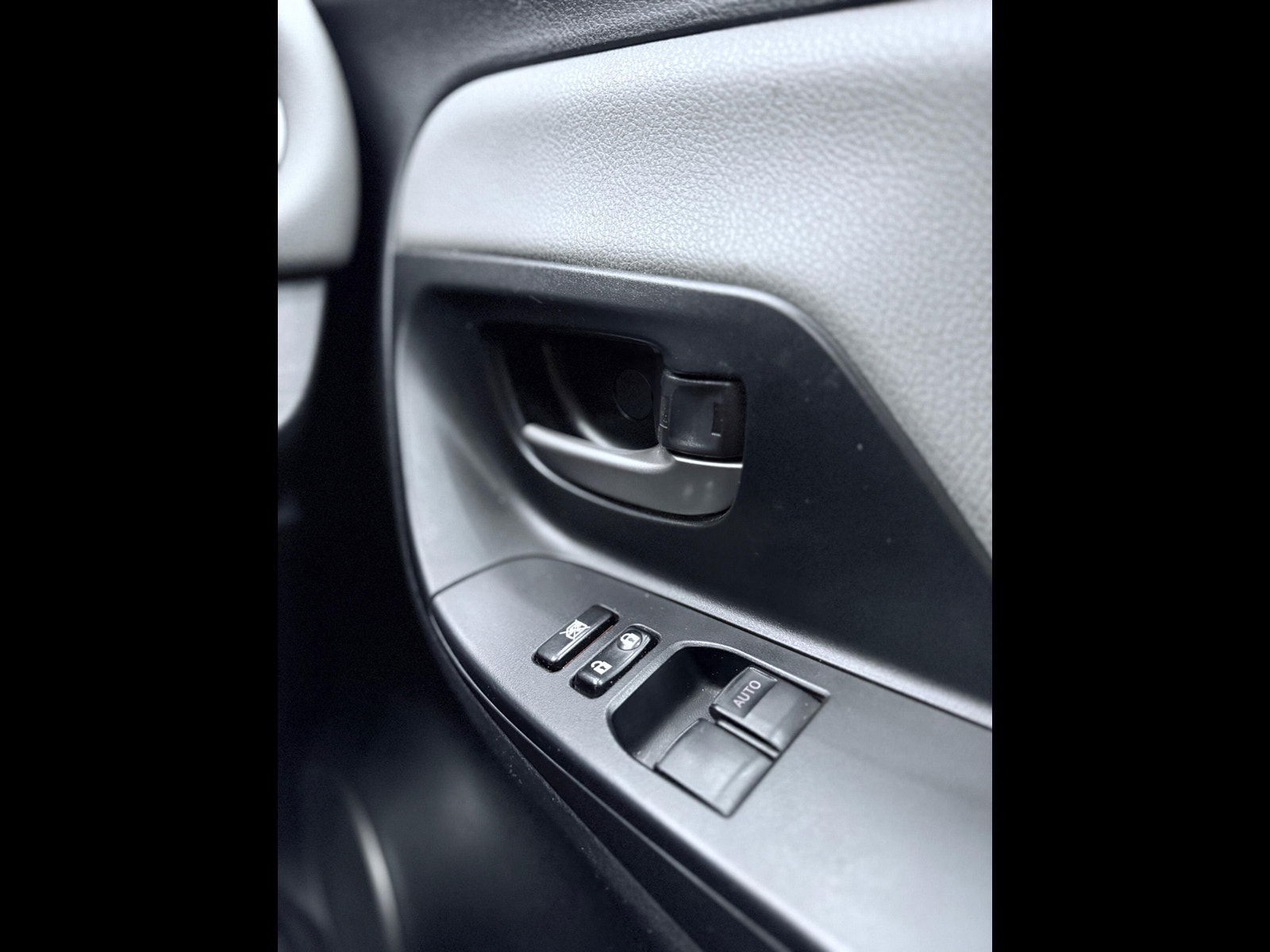 Toyota Yaris 1.33 Dual VVT-i Icon Euro 6 5dr 5dr Manual 2016