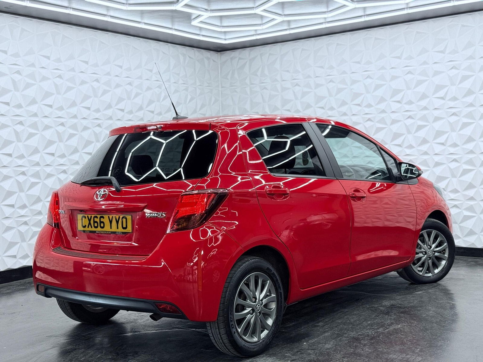 Toyota Yaris 1.33 Dual VVT-i Icon Euro 6 5dr 5dr Manual 2016