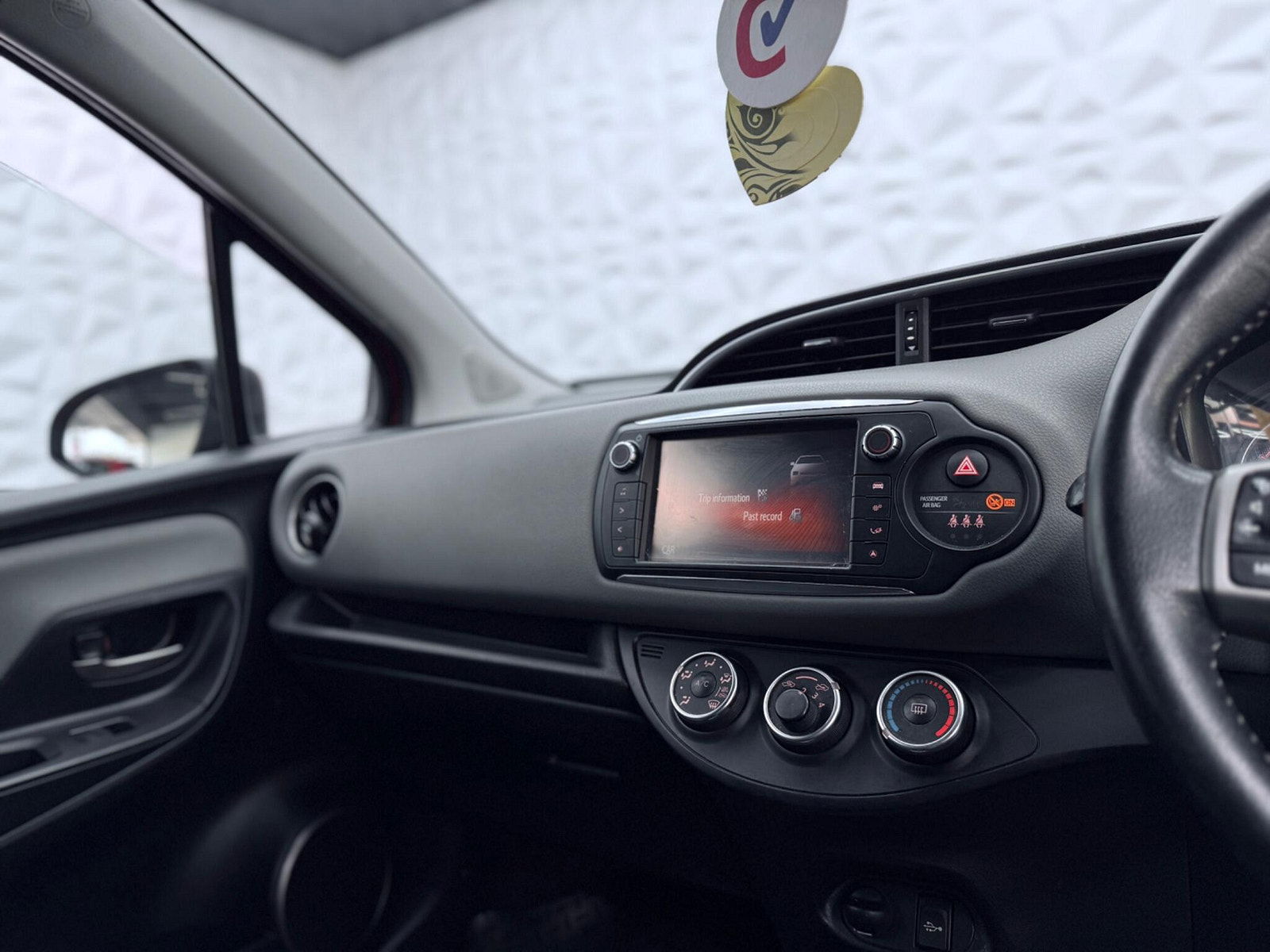 Toyota Yaris 1.33 Dual VVT-i Icon Euro 6 5dr 5dr Manual 2016