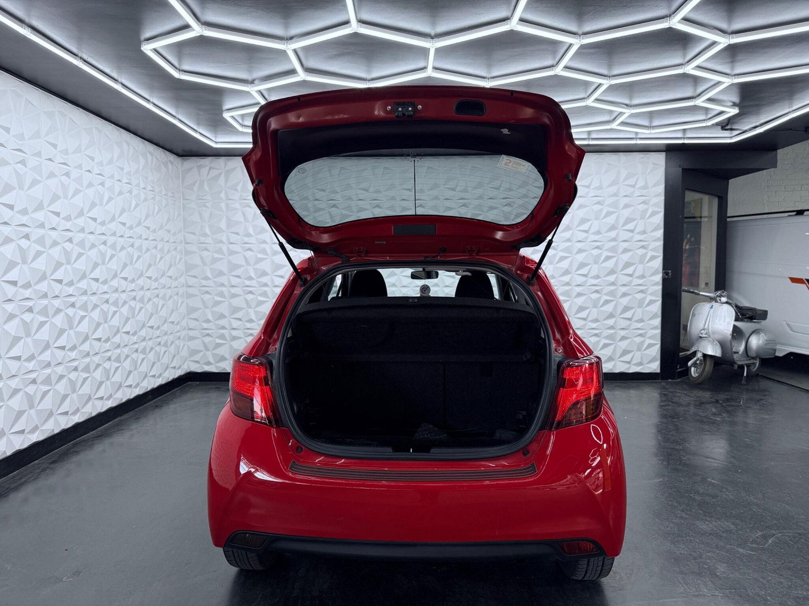 Toyota Yaris 1.33 Dual VVT-i Icon Euro 6 5dr 5dr Manual 2016