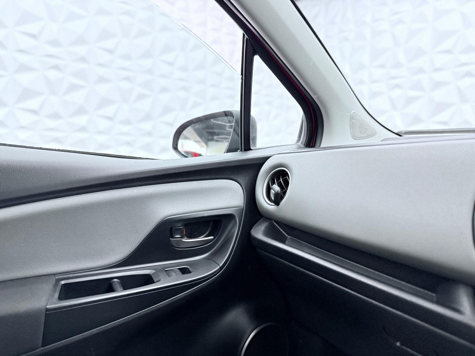 Toyota Yaris 1.33 Dual VVT-i Icon Euro 6 5dr 5dr Manual 2016