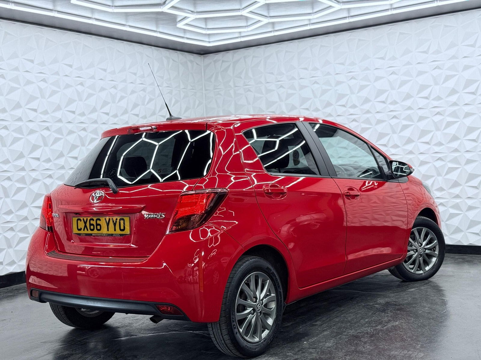 Toyota Yaris 1.33 Dual VVT-i Icon Euro 6 5dr 5dr Manual 2016