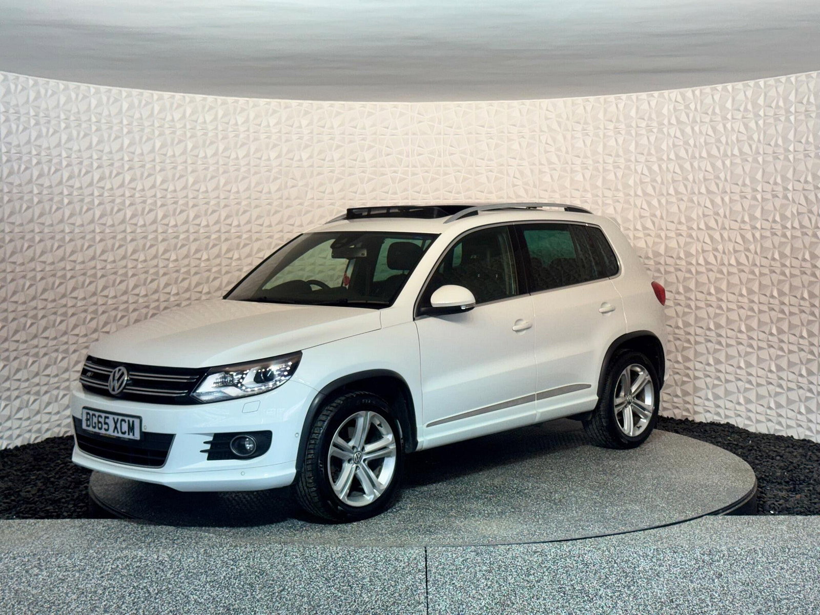 Volkswagen Tiguan 2.0 TDI BlueMotion Tech R-Line Edition DSG 4WD Euro 6 (s/s) 5dr 5dr Automatic 2015