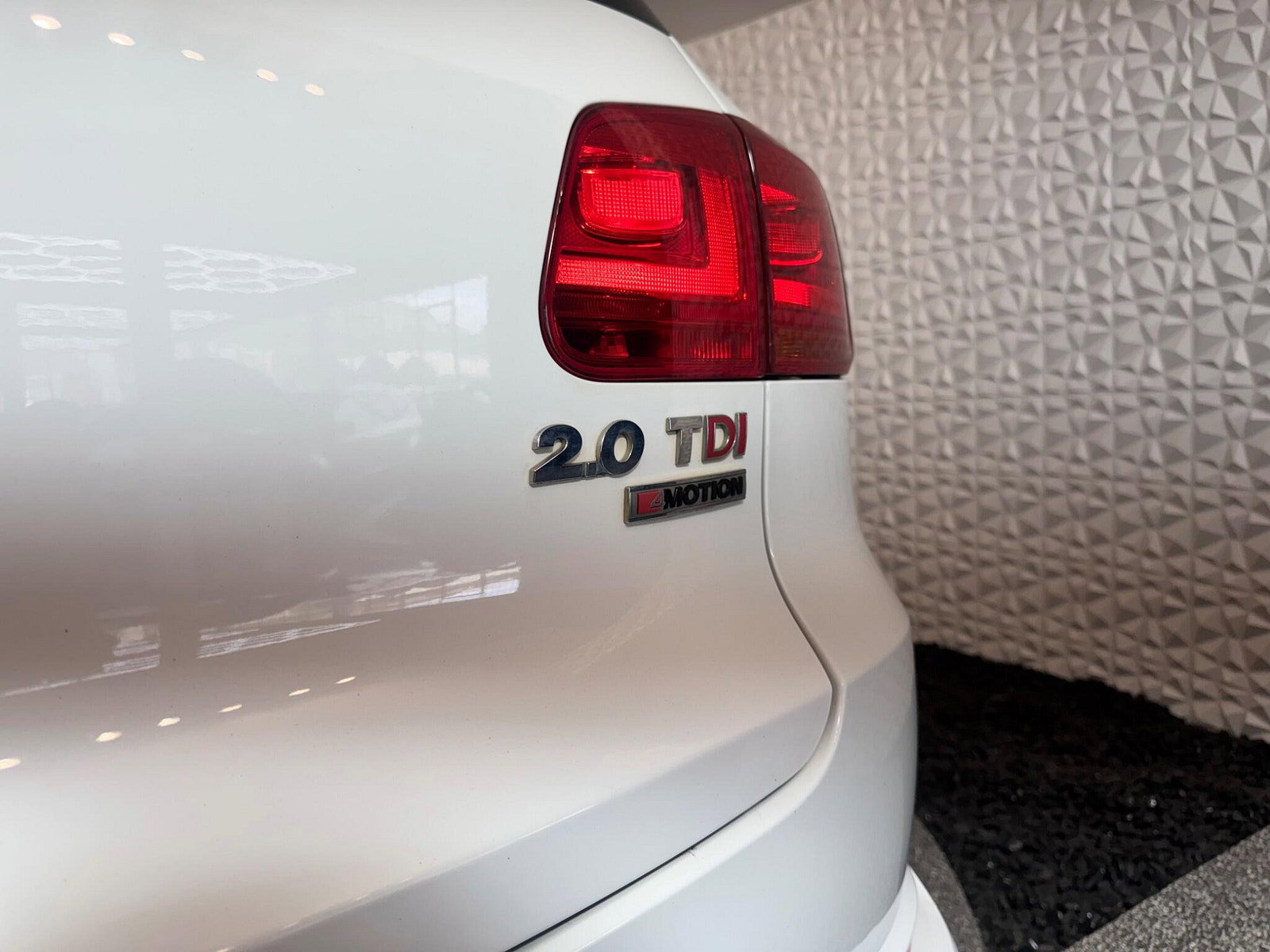 Volkswagen Tiguan 2.0 TDI BlueMotion Tech R-Line Edition DSG 4WD Euro 6 (s/s) 5dr 5dr Automatic 2015