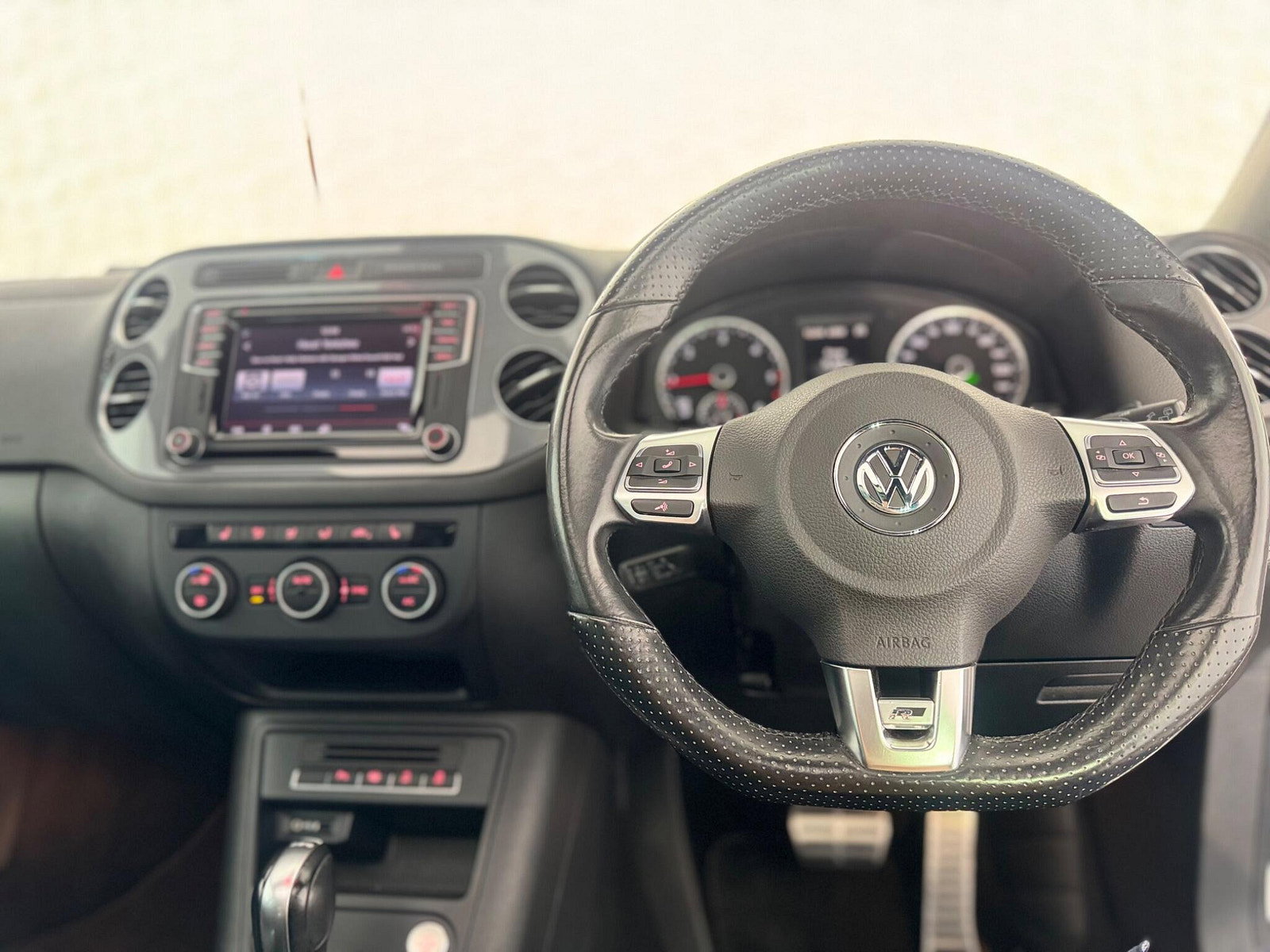 Volkswagen Tiguan 2.0 TDI BlueMotion Tech R-Line Edition DSG 4WD Euro 6 (s/s) 5dr 5dr Automatic 2015