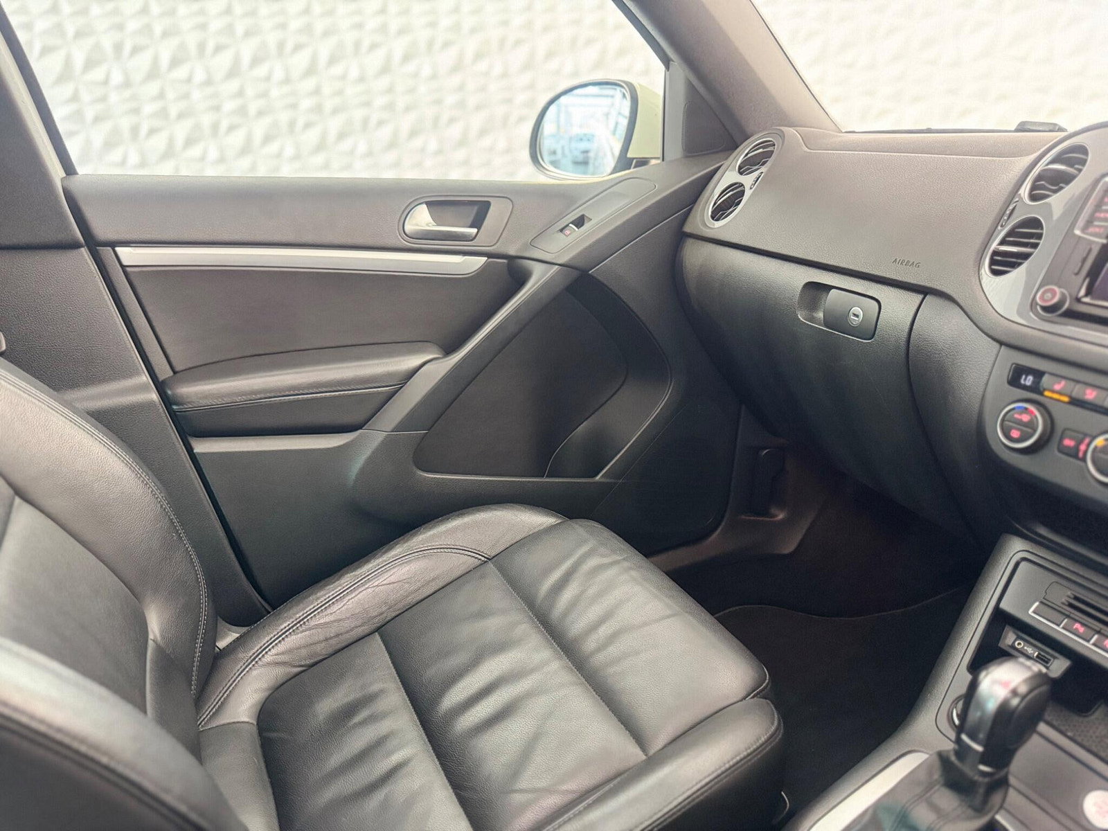 Volkswagen Tiguan 2.0 TDI BlueMotion Tech R-Line Edition DSG 4WD Euro 6 (s/s) 5dr 5dr Automatic 2015