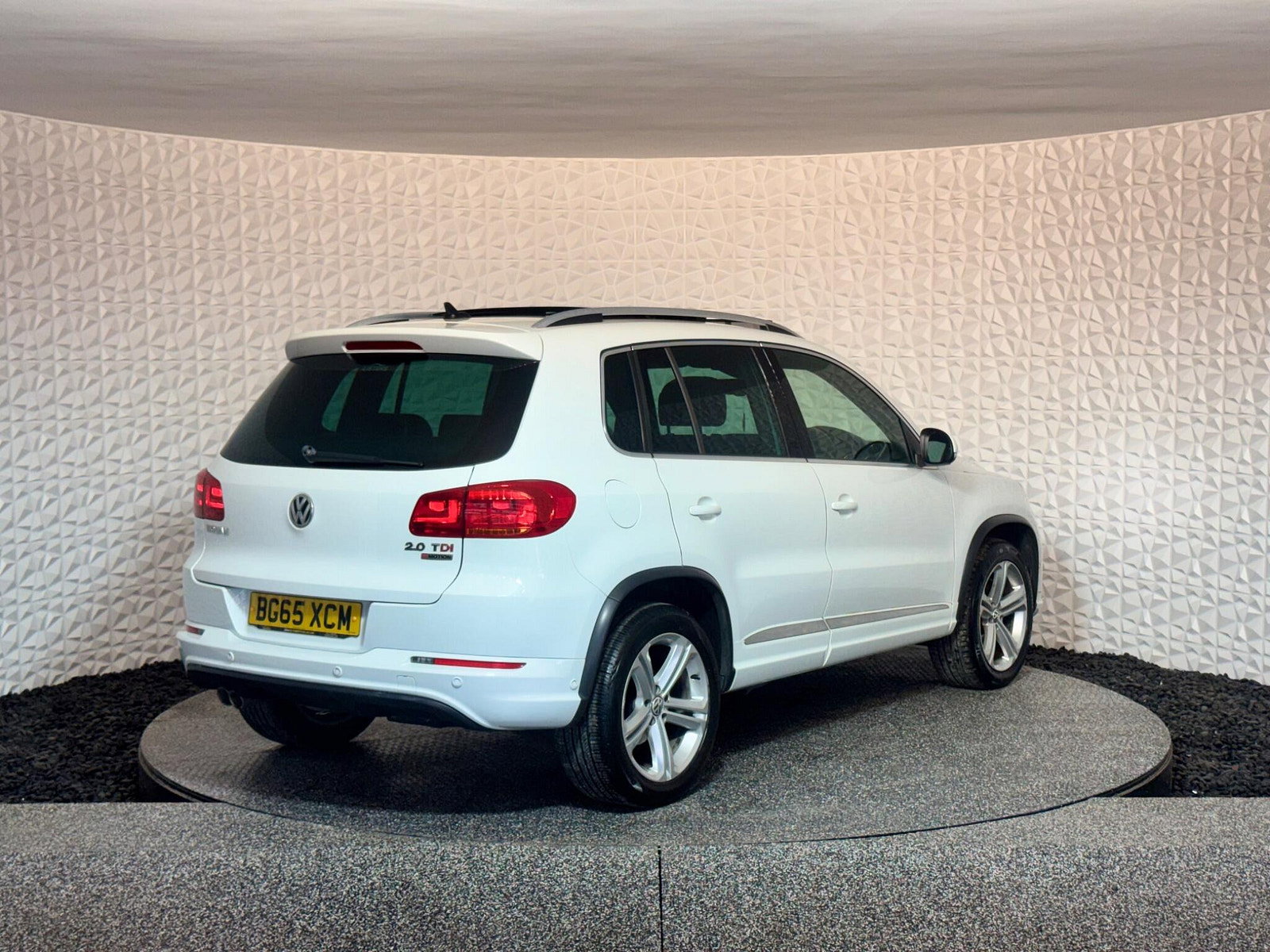 Volkswagen Tiguan 2.0 TDI BlueMotion Tech R-Line Edition DSG 4WD Euro 6 (s/s) 5dr 5dr Automatic 2015
