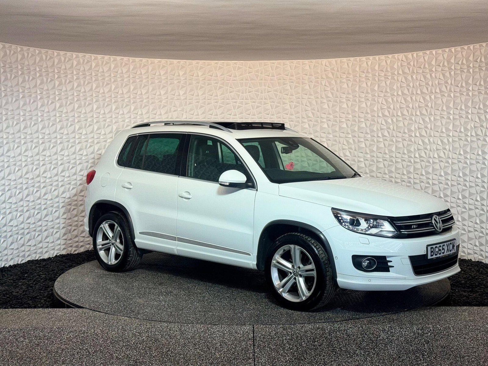 Volkswagen Tiguan 2.0 TDI BlueMotion Tech R-Line Edition DSG 4WD Euro 6 (s/s) 5dr 5dr Automatic 2015