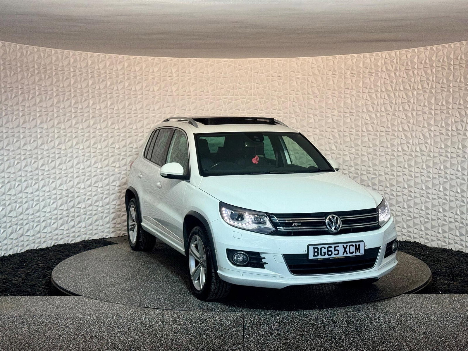 Volkswagen Tiguan 2.0 TDI BlueMotion Tech R-Line Edition DSG 4WD Euro 6 (s/s) 5dr 5dr Automatic 2015